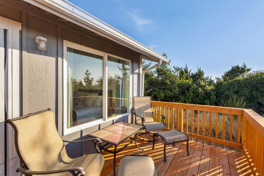 Ocean Front. Clamming. Game Room. Large Deck.