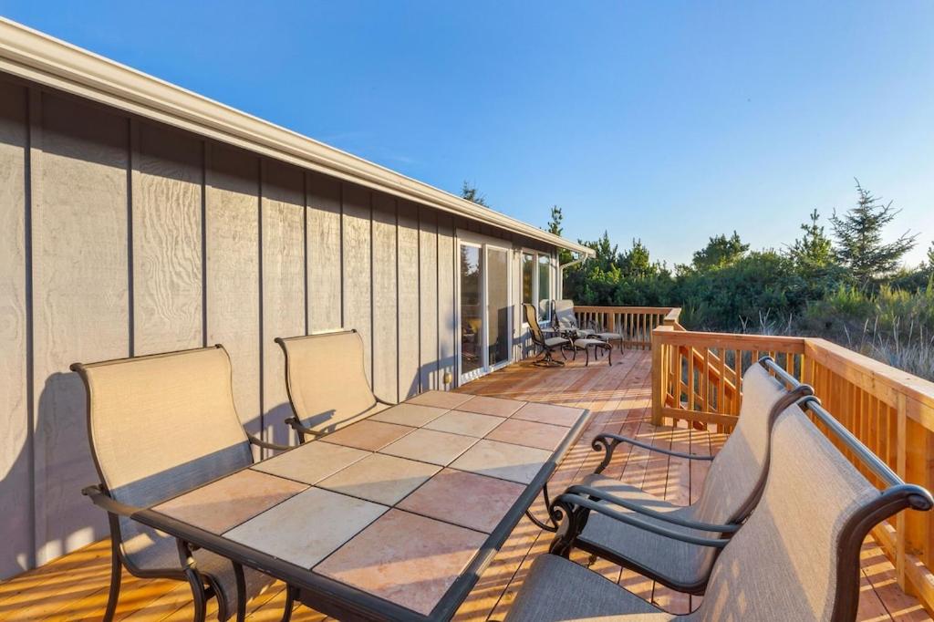 Ocean Front. Clamming. Game Room. Large Deck.