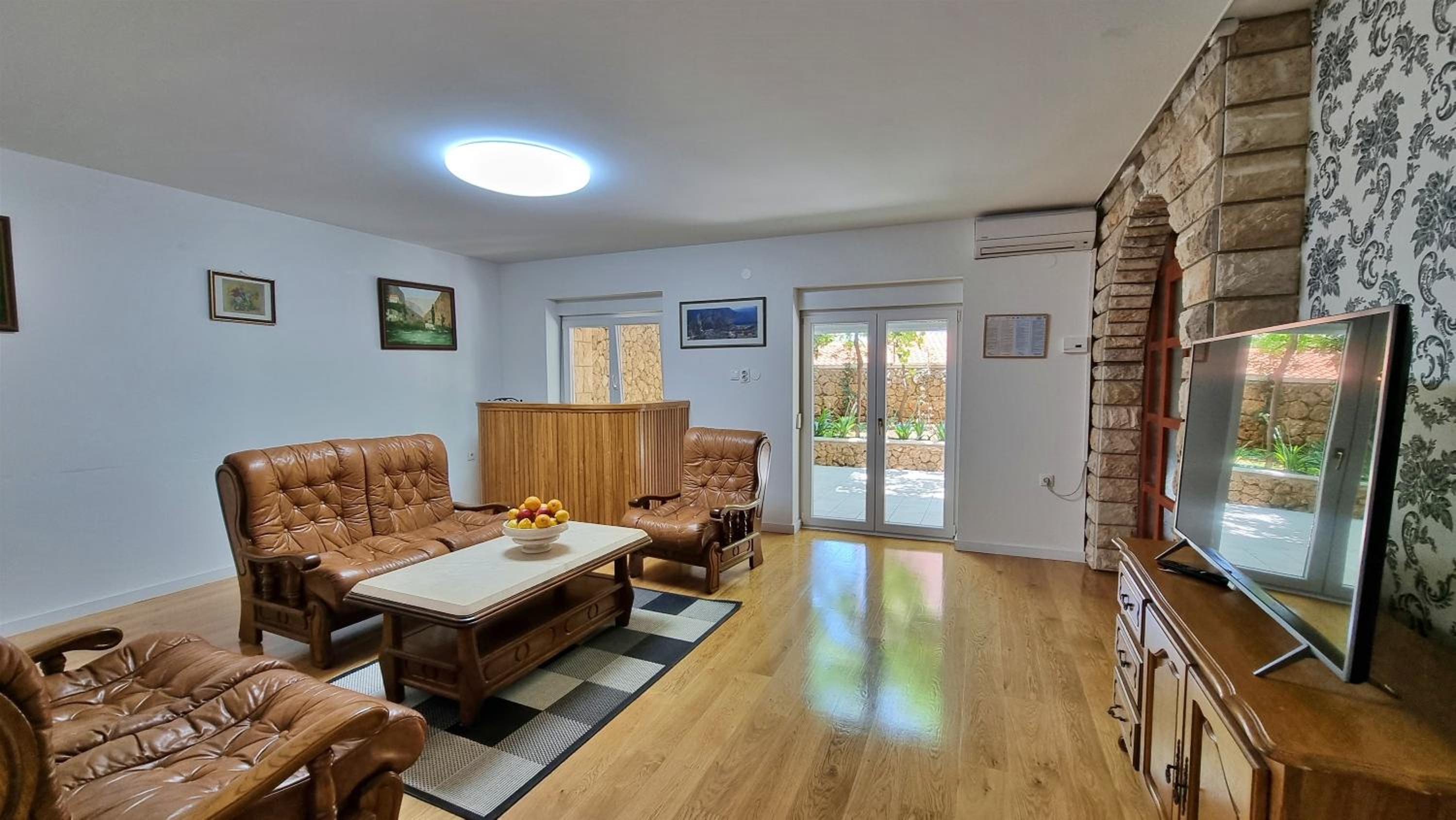 Apartments Iko Nemira