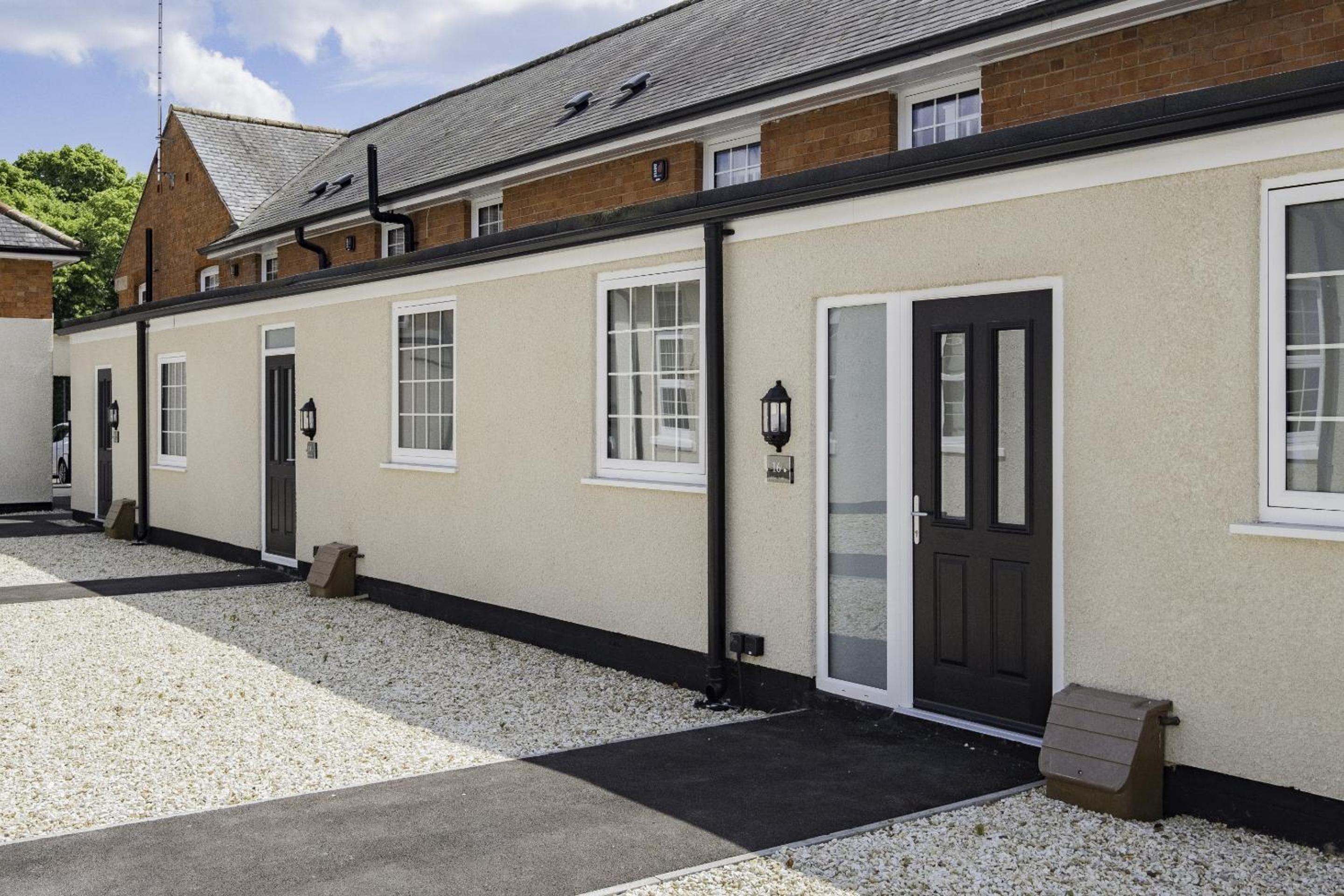 2Bed Flat-Secured Free Parking-by Holiday Homes