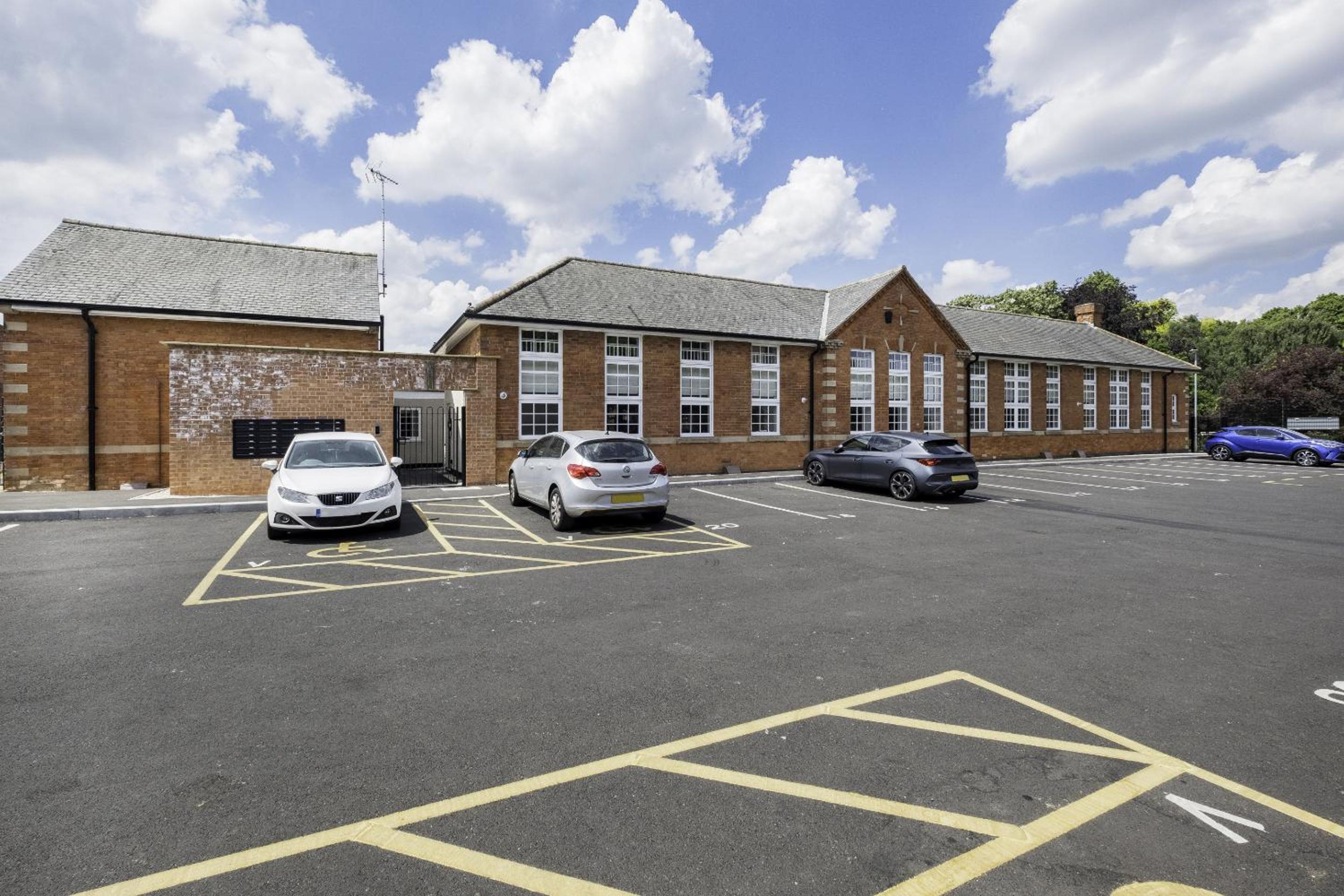2Bed Flat-Secured Free Parking-by Holiday Homes
