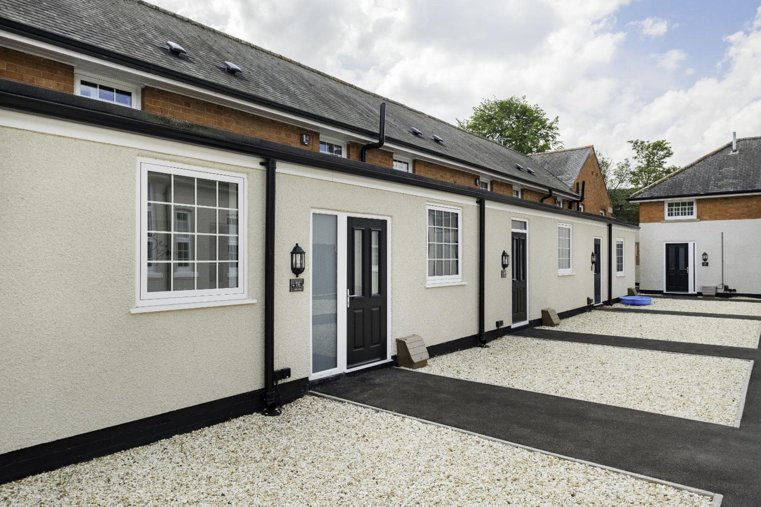 2Bed Flat-Secured Free Parking-by Holiday Homes