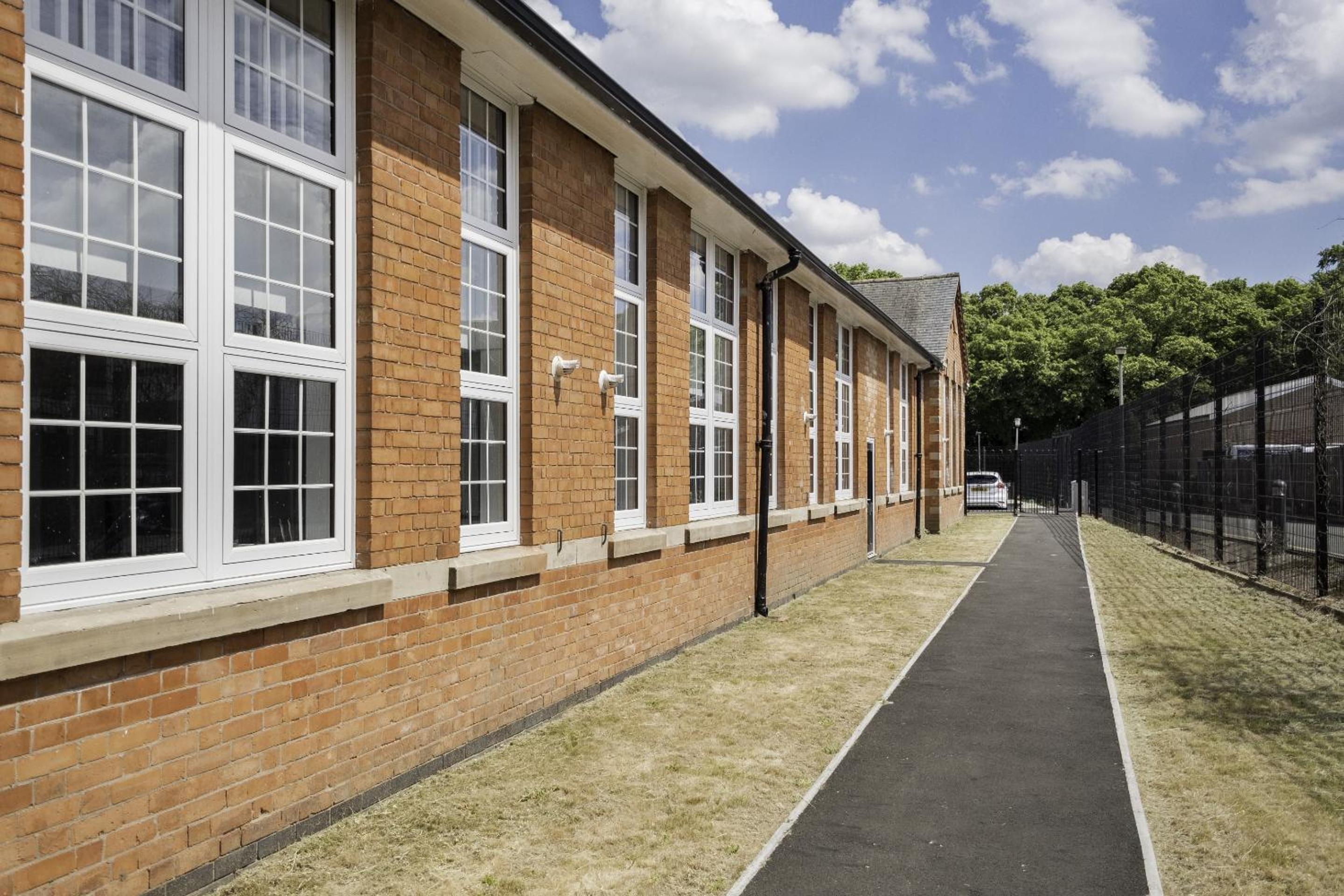 2Bed Flat-Secured Free Parking-by Holiday Homes