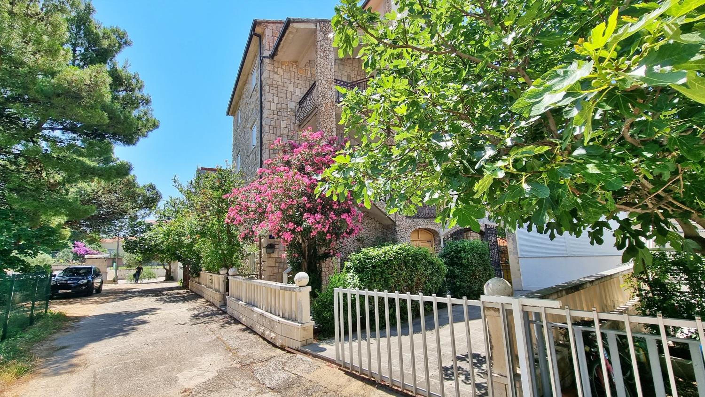 Apartments Iko Nemira
