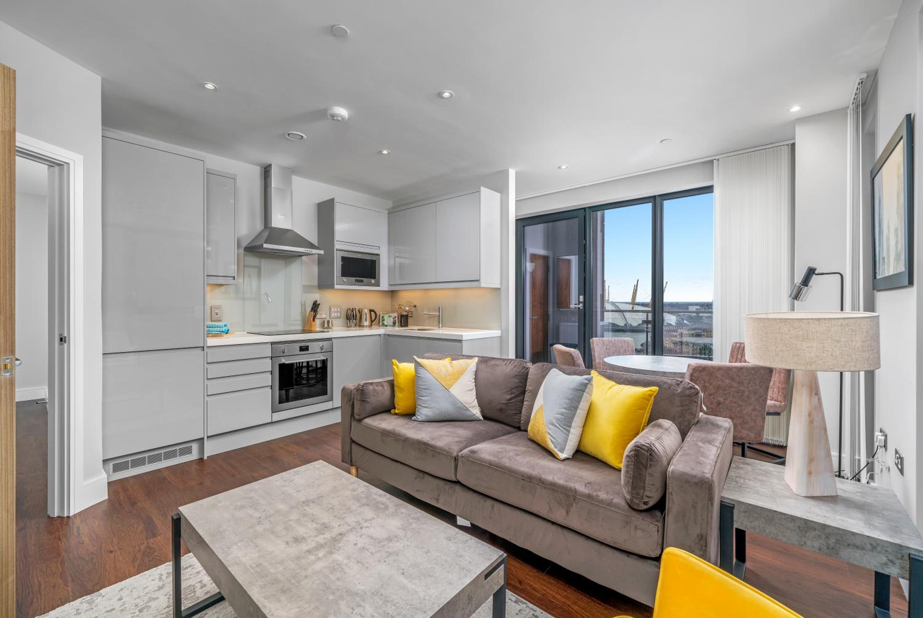 JOIVY Tasteful flat with balcony view 2