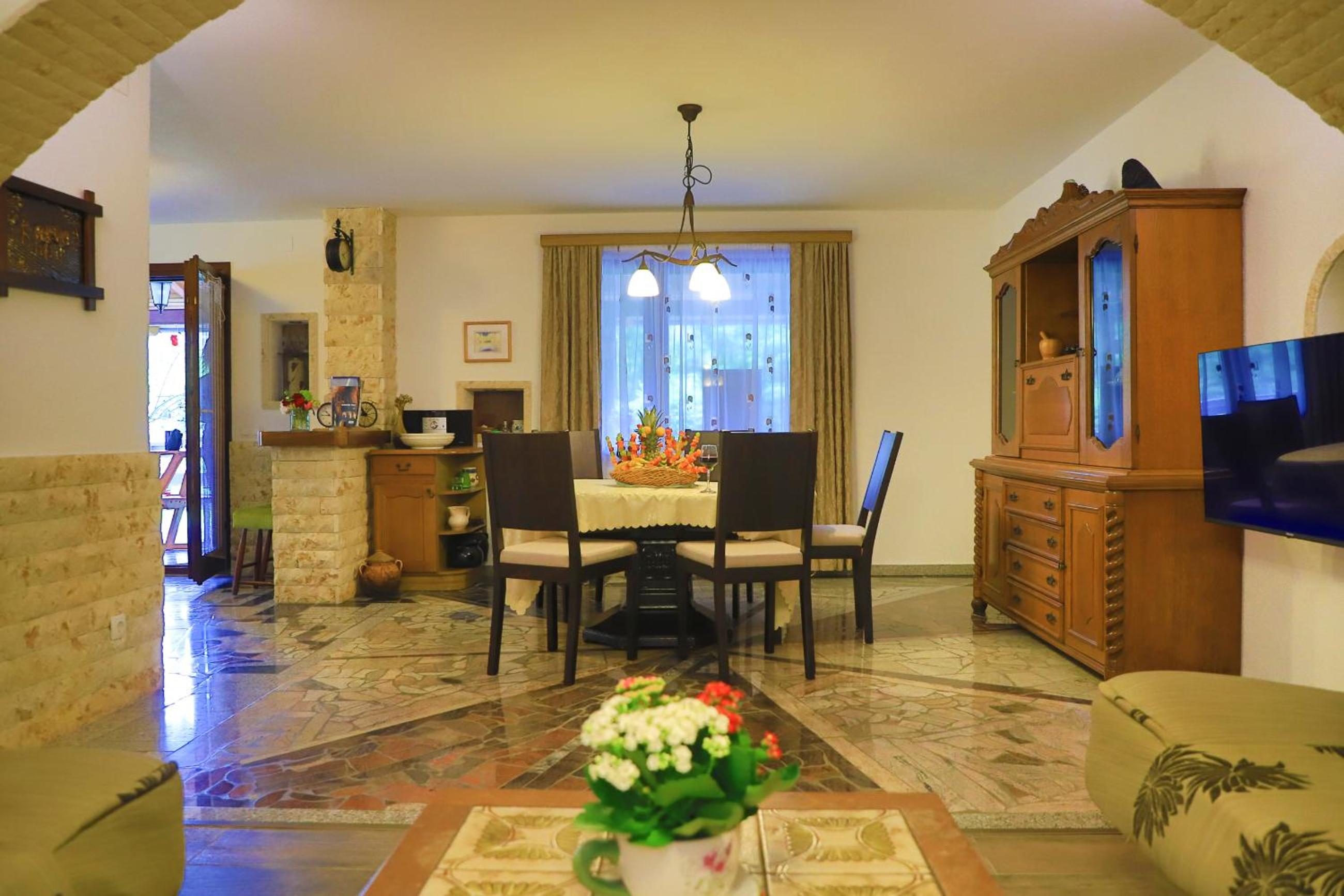 Apartments Oeneus