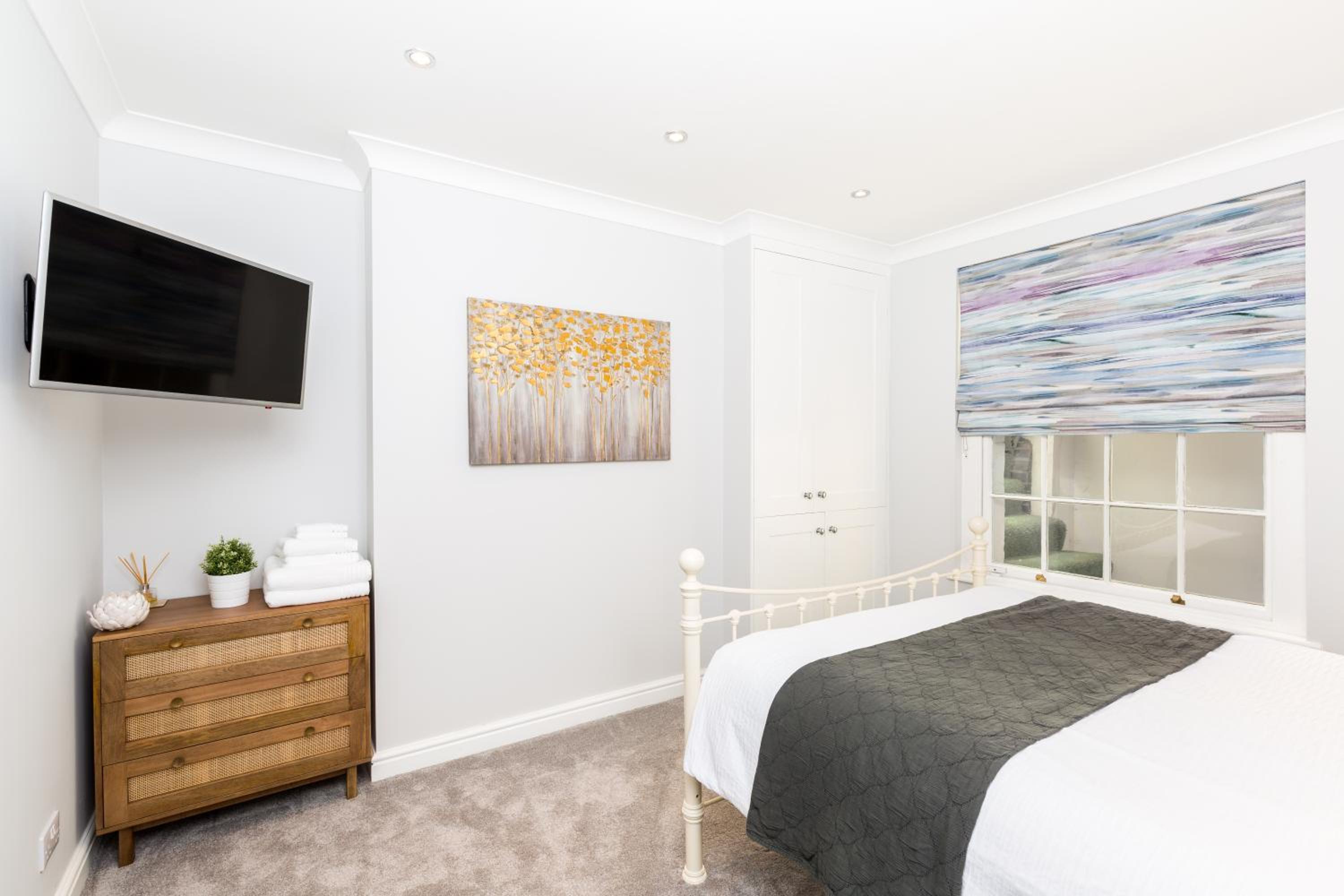 Boutique Basement 1 Bed Flat, central location, free parking, Wi-Fi, Sky, Netflix view 2