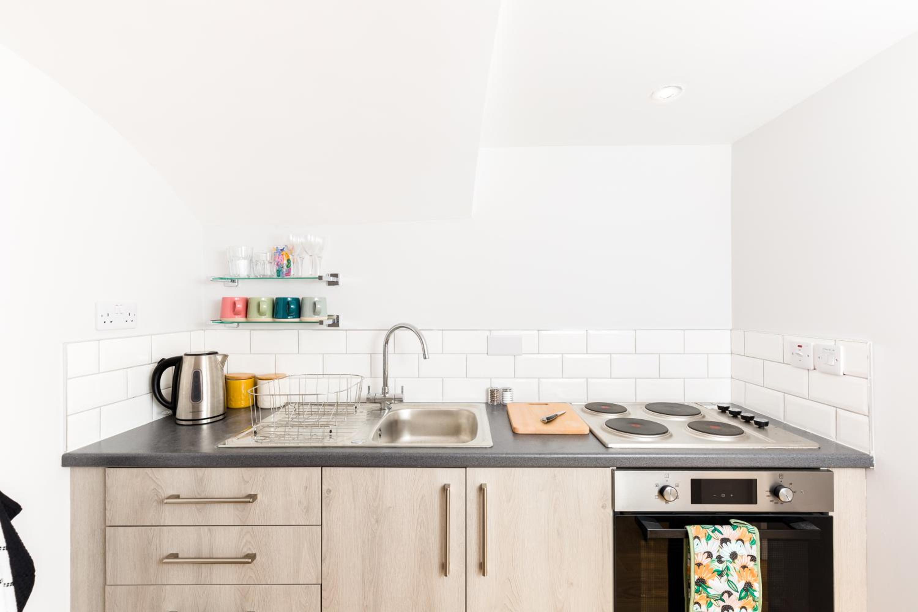 Boutique Basement 1 Bed Flat, central location, free parking, Wi-Fi, Sky, Netflix view 4