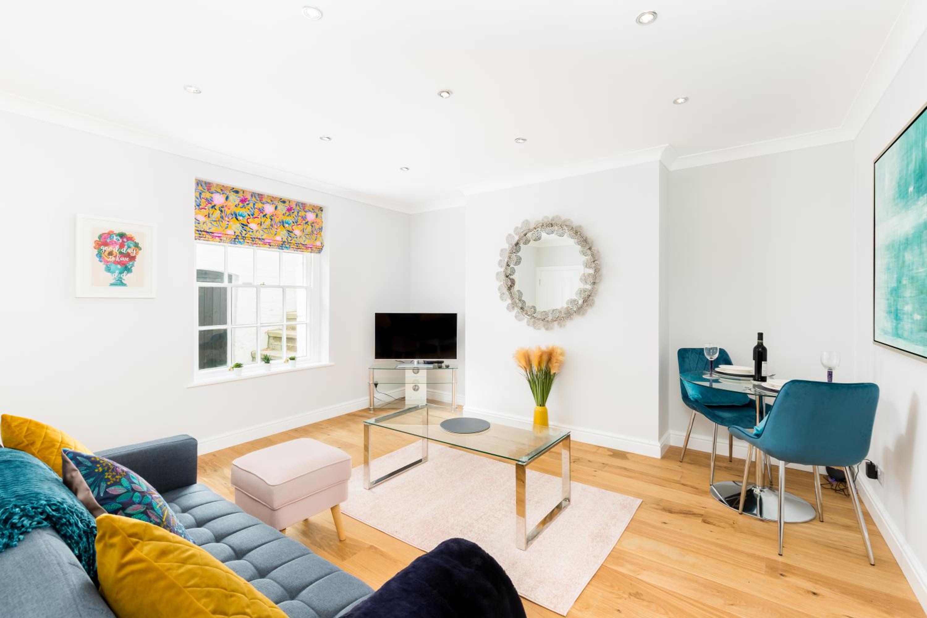 Boutique Basement 1 Bed Flat, central location, free parking, Wi-Fi, Sky, Netflix view 5