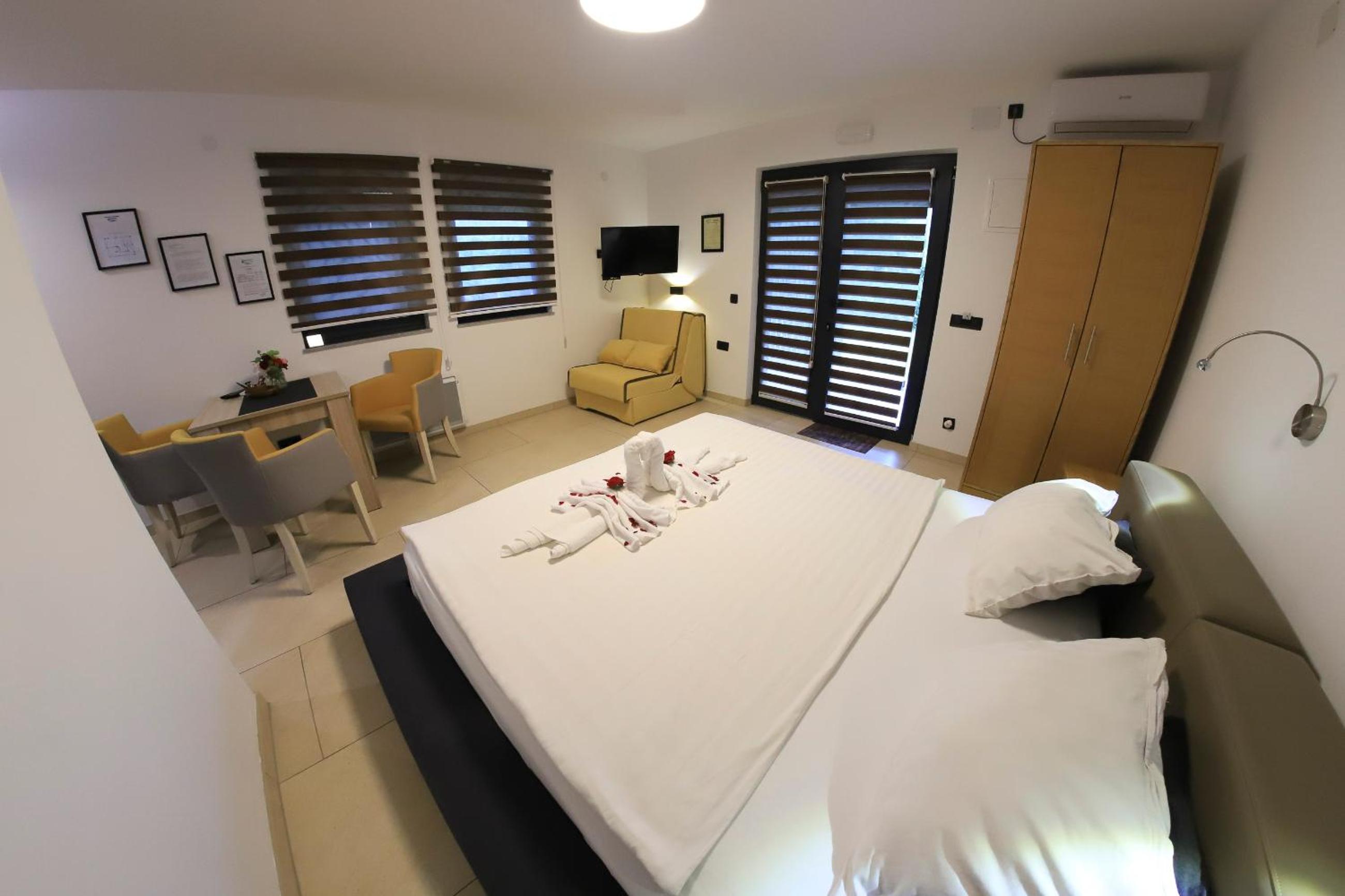 Apartments Oeneus