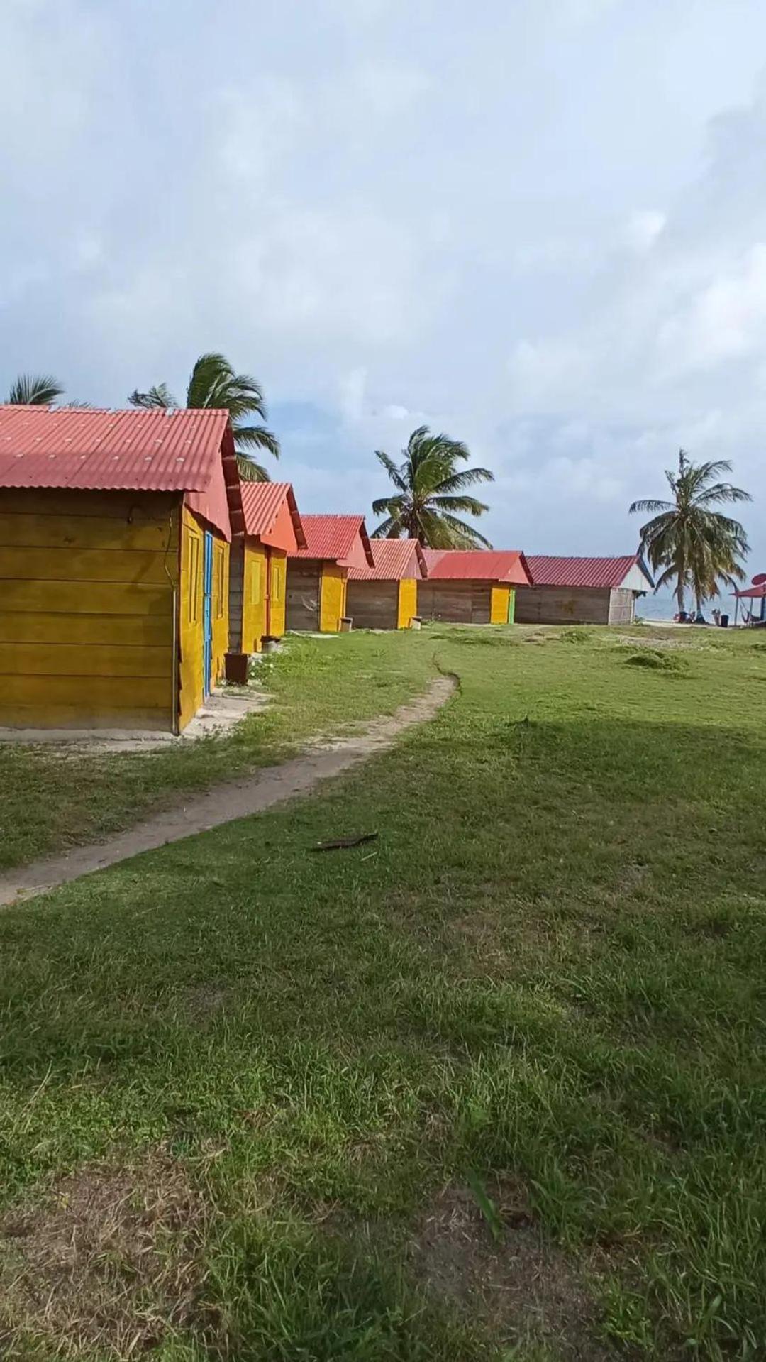 Isla Diablo San blas cabaña en la orilla del mar view 5