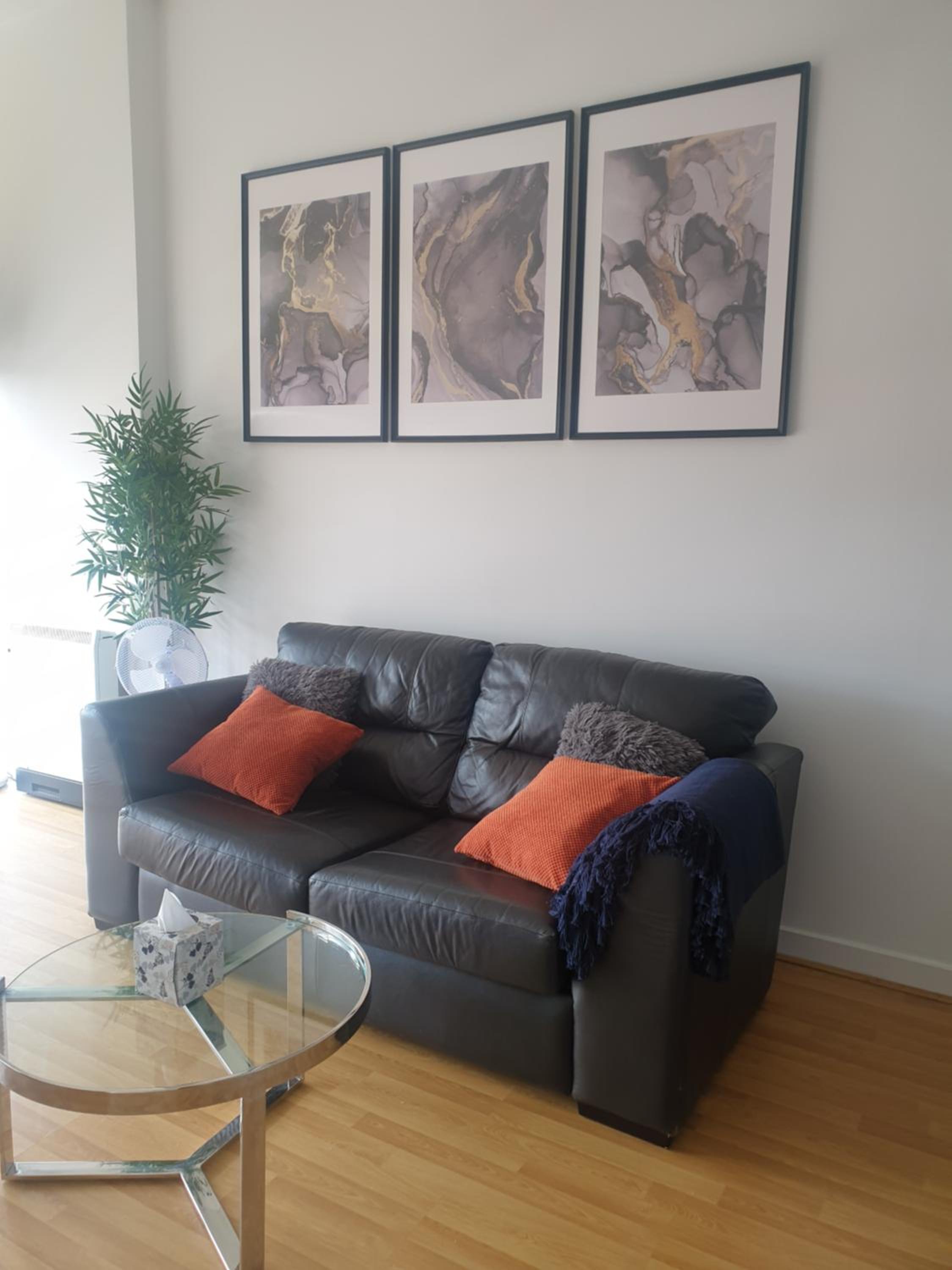Platinum Apartment Birmingham- Free Secure Parking- Fast Fibre Wi-Fi view 2