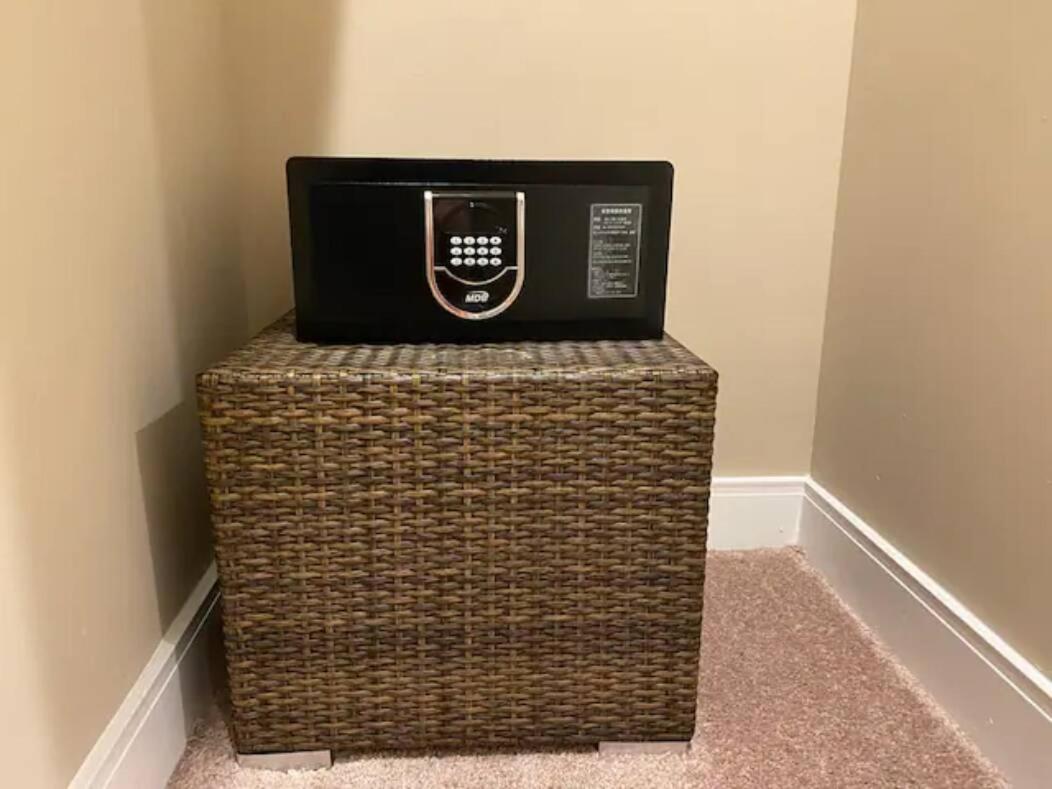 Sophisticated 4 En Suites w Private Hot Tub & BB