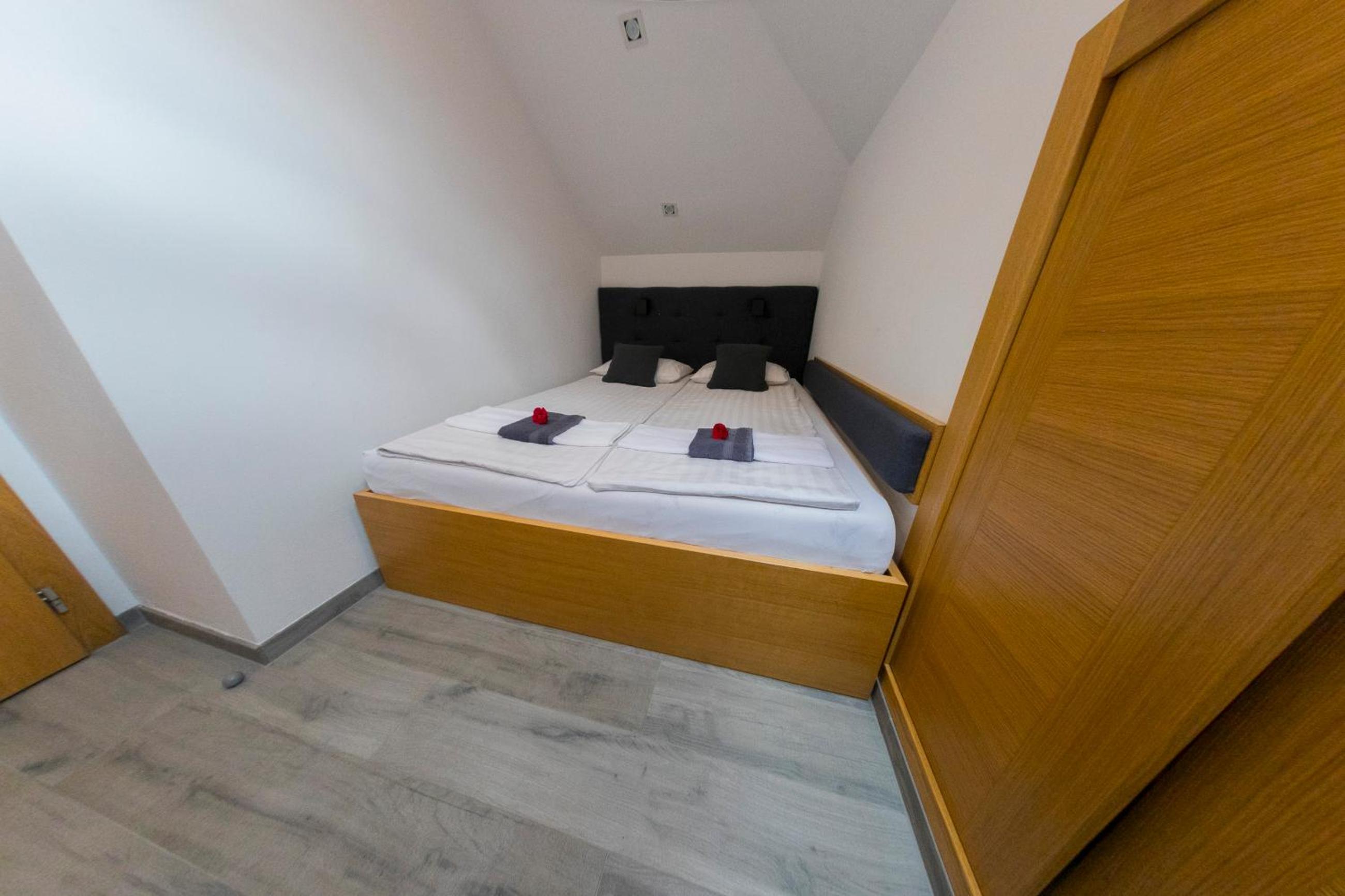 Apartments Oeneus