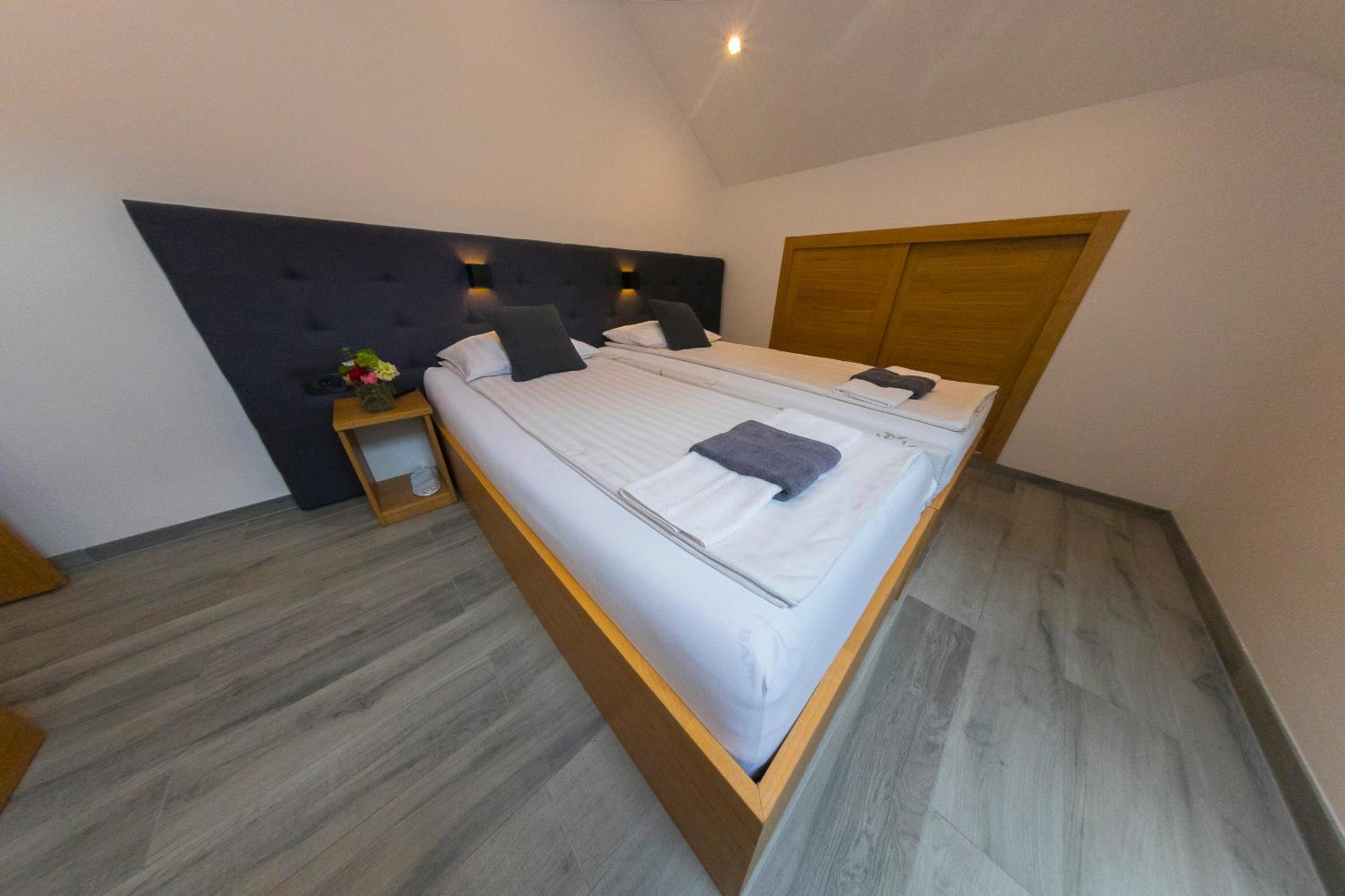 Apartments Oeneus