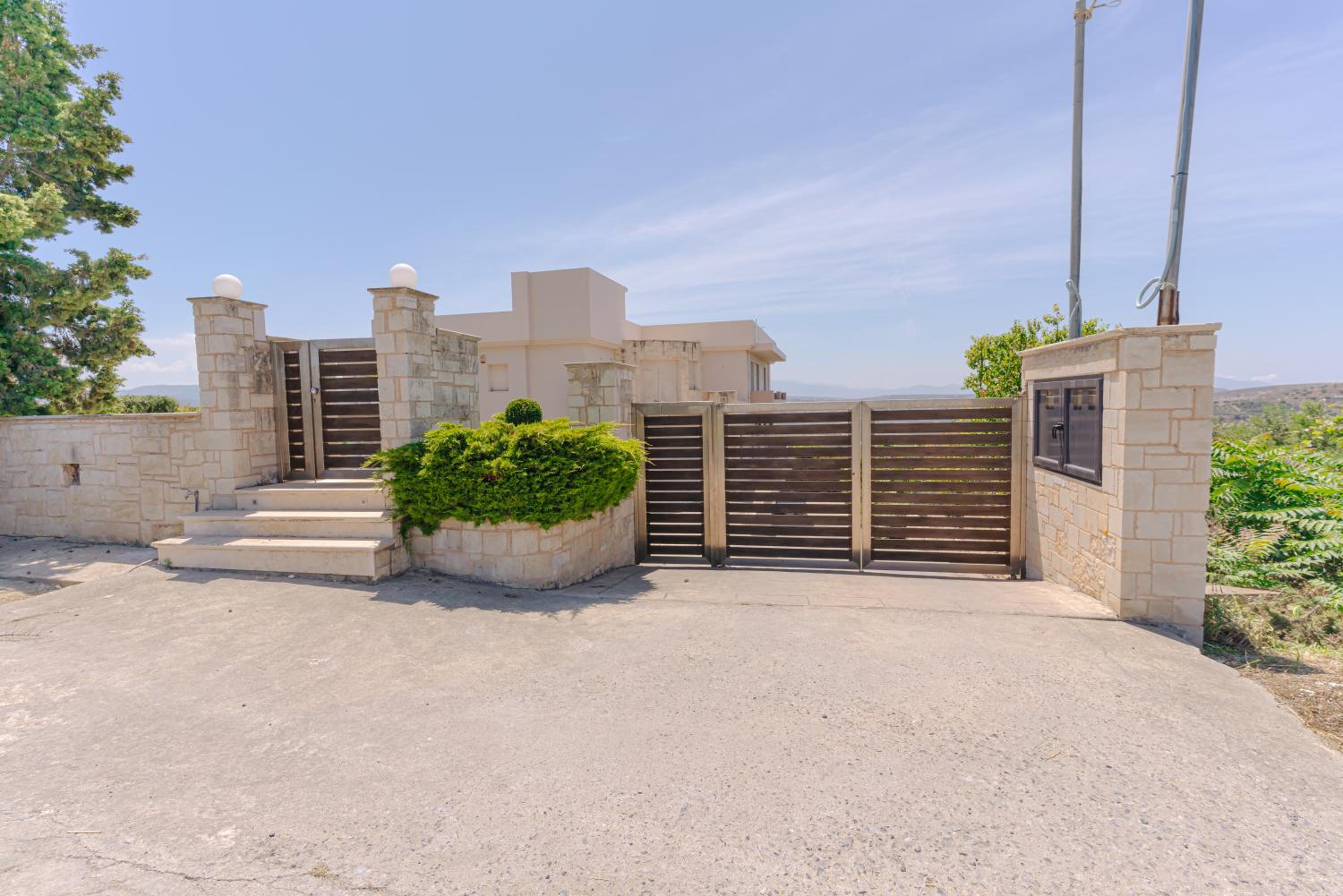 Hotel Blue Sky Villa in Crete - Image 1