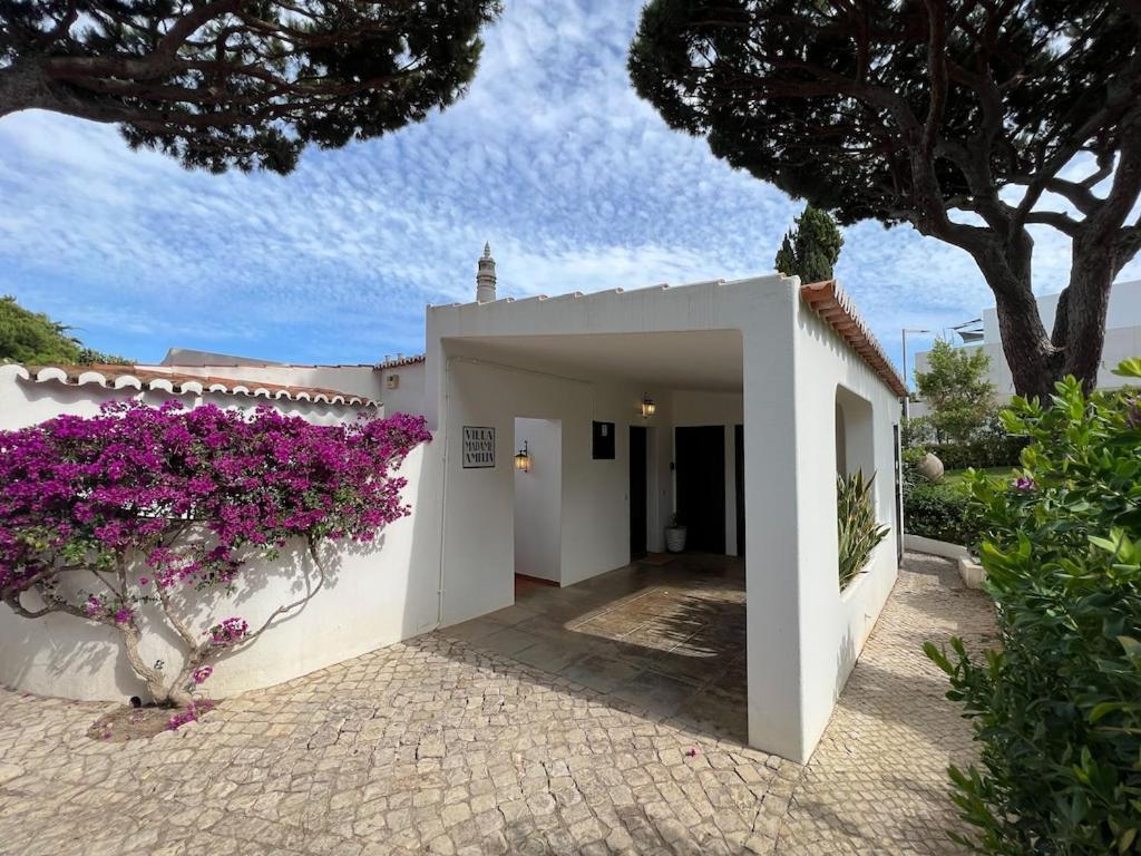 Traditional 3 bedroom villa with great pool in the heart of Vale do Lobo view 3