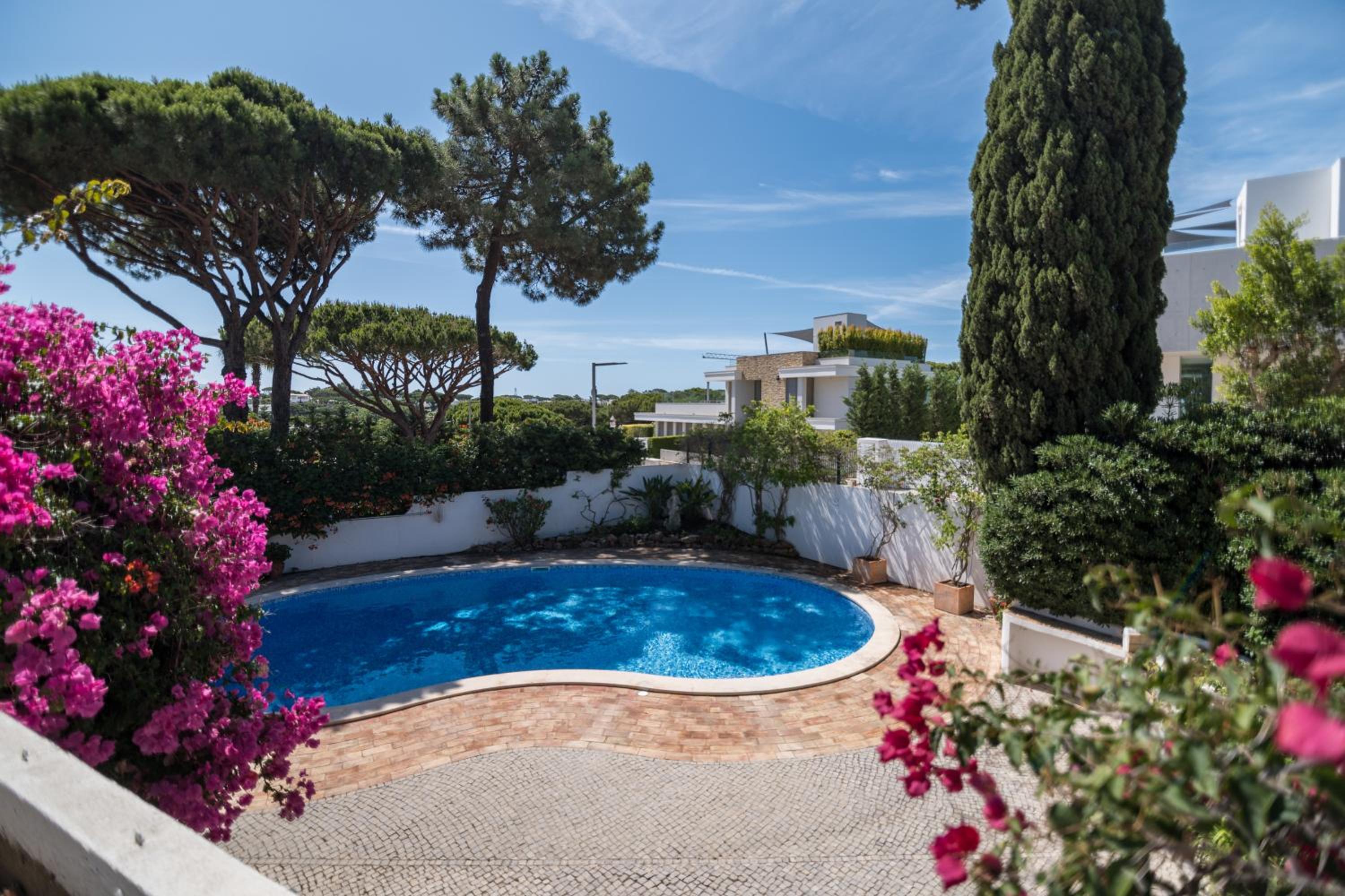 Traditional 3 bedroom villa with great pool in the heart of Vale do Lobo view 5