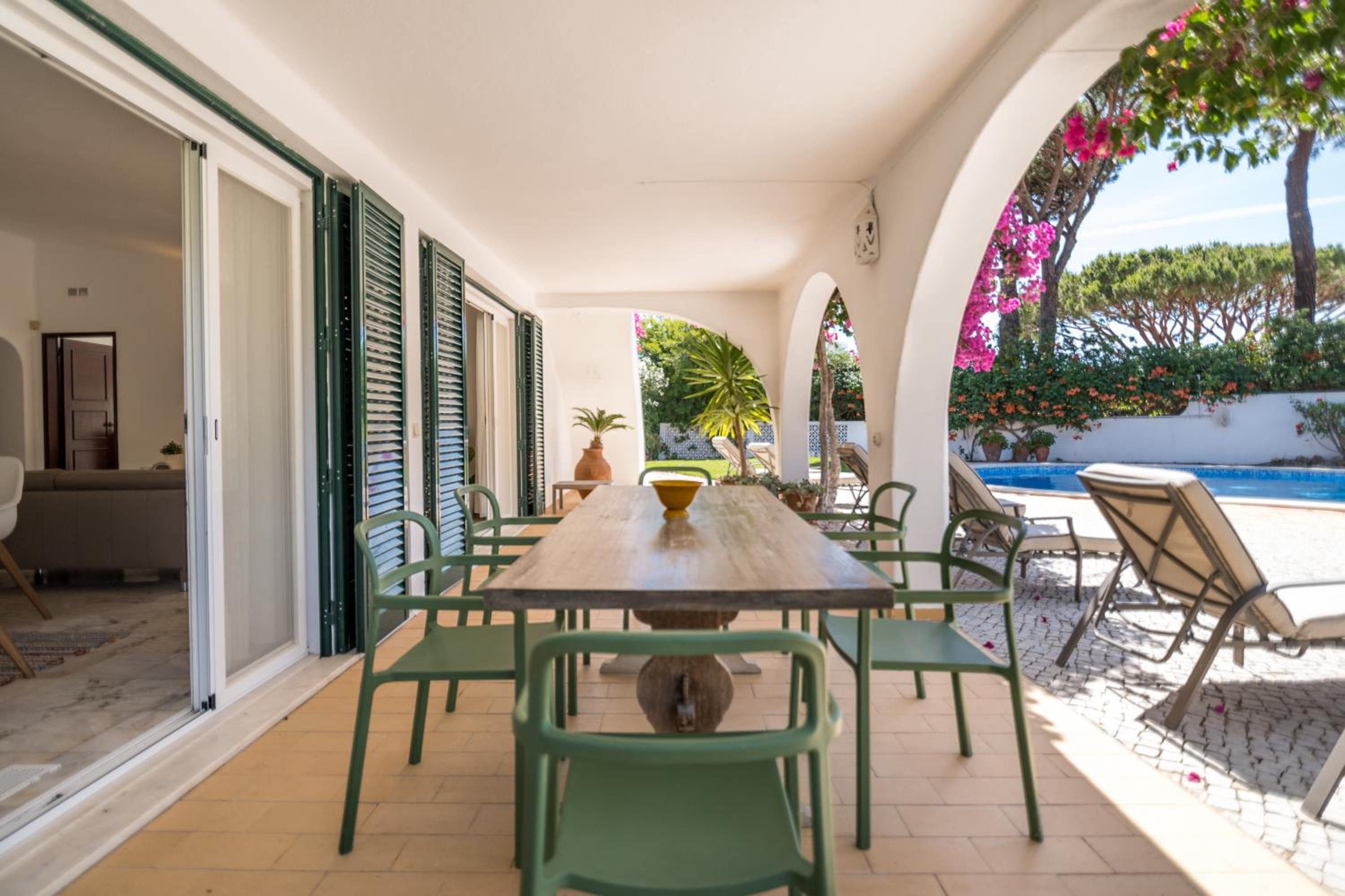 Traditional 3 bedroom villa with great pool in the heart of Vale do Lobo view 4
