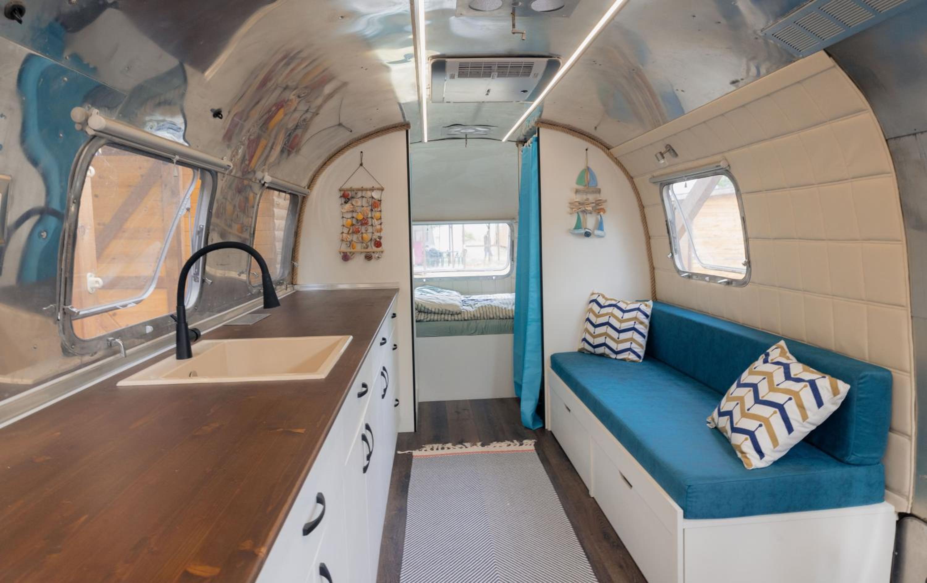 Luxury Vintage Airstream RV/Caravan Retro Charm Meets Comfort