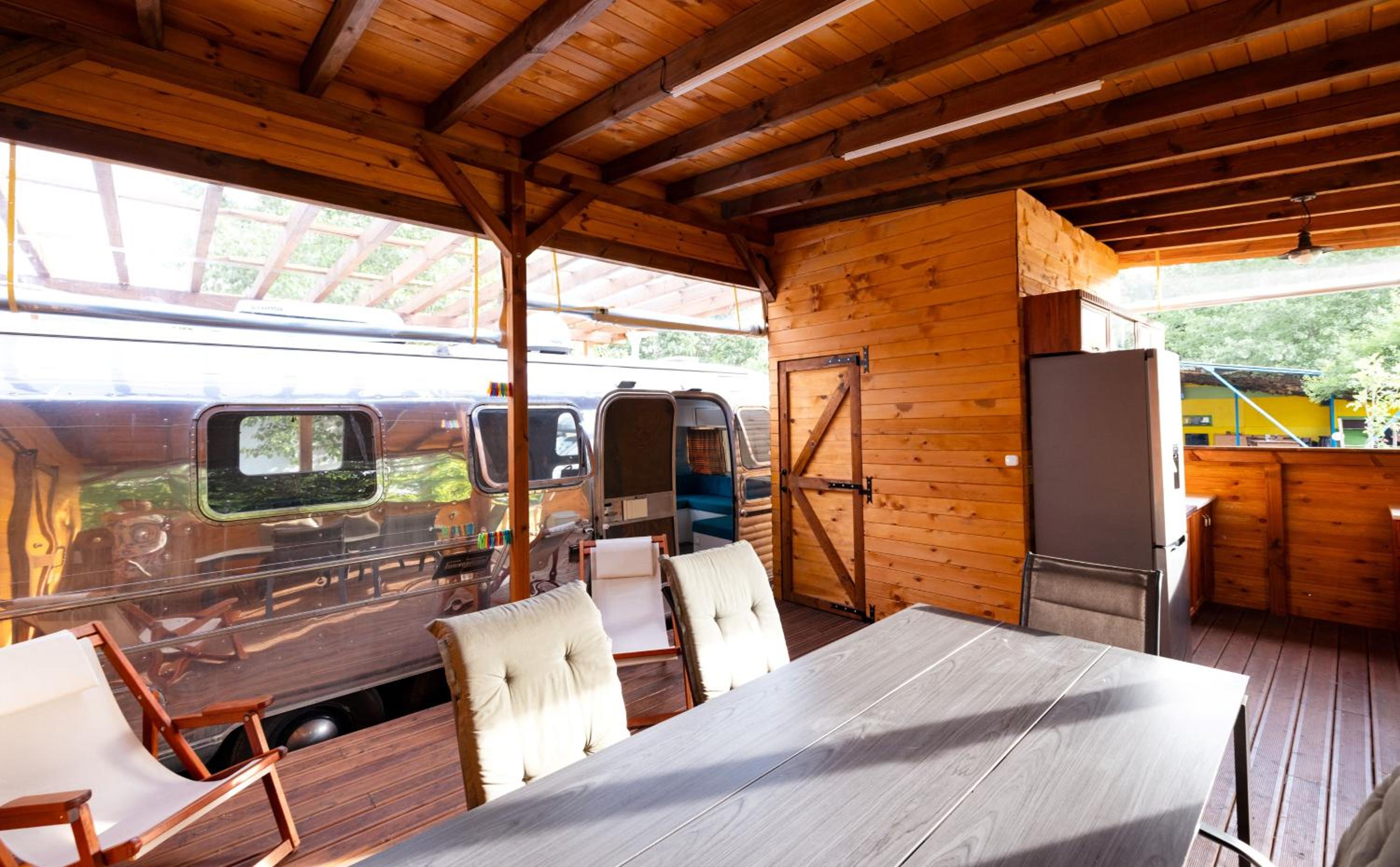 Luxury Vintage Airstream RV/Caravan Retro Charm Meets Comfort