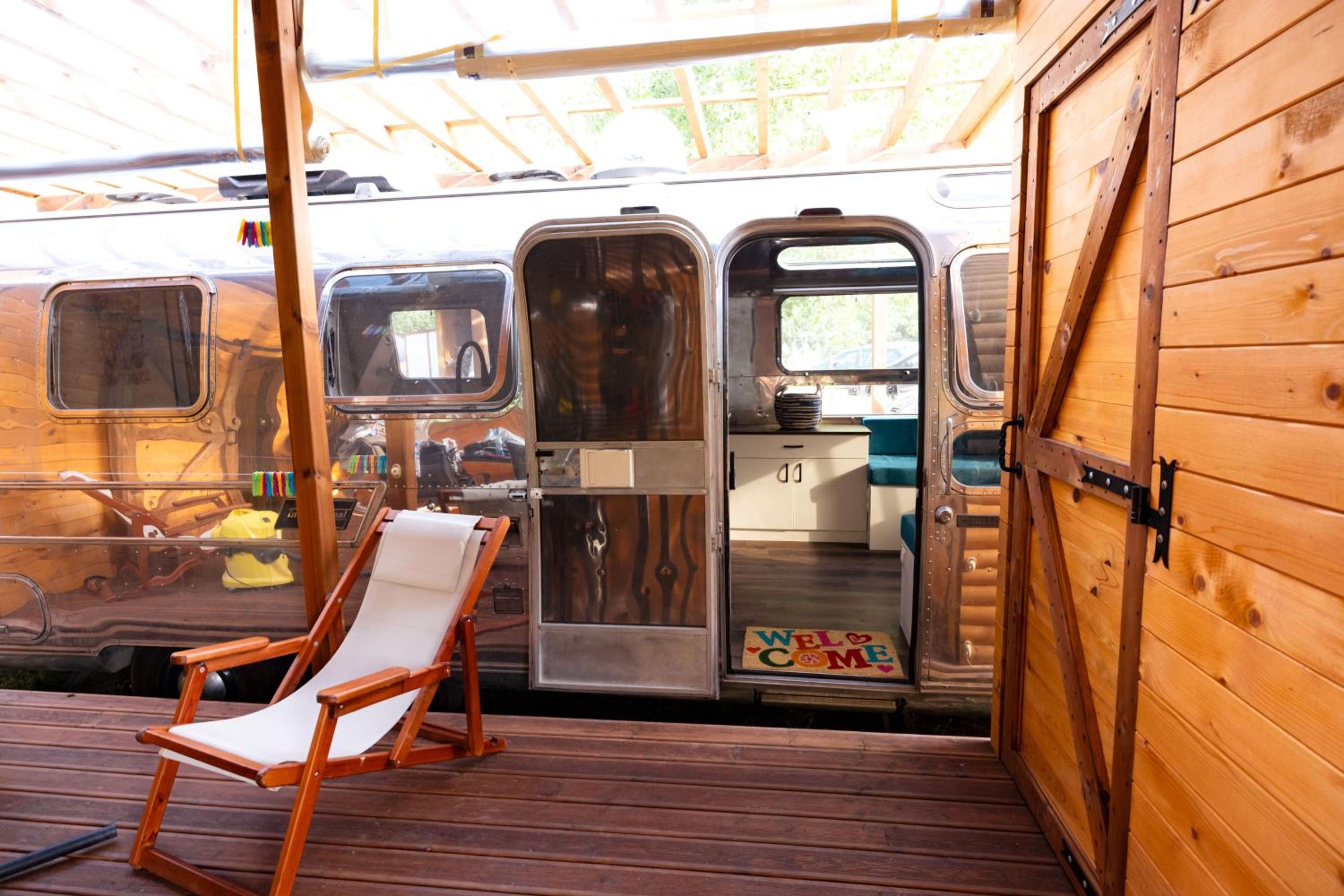 Luxury Vintage Airstream RV/Caravan Retro Charm Meets Comfort
