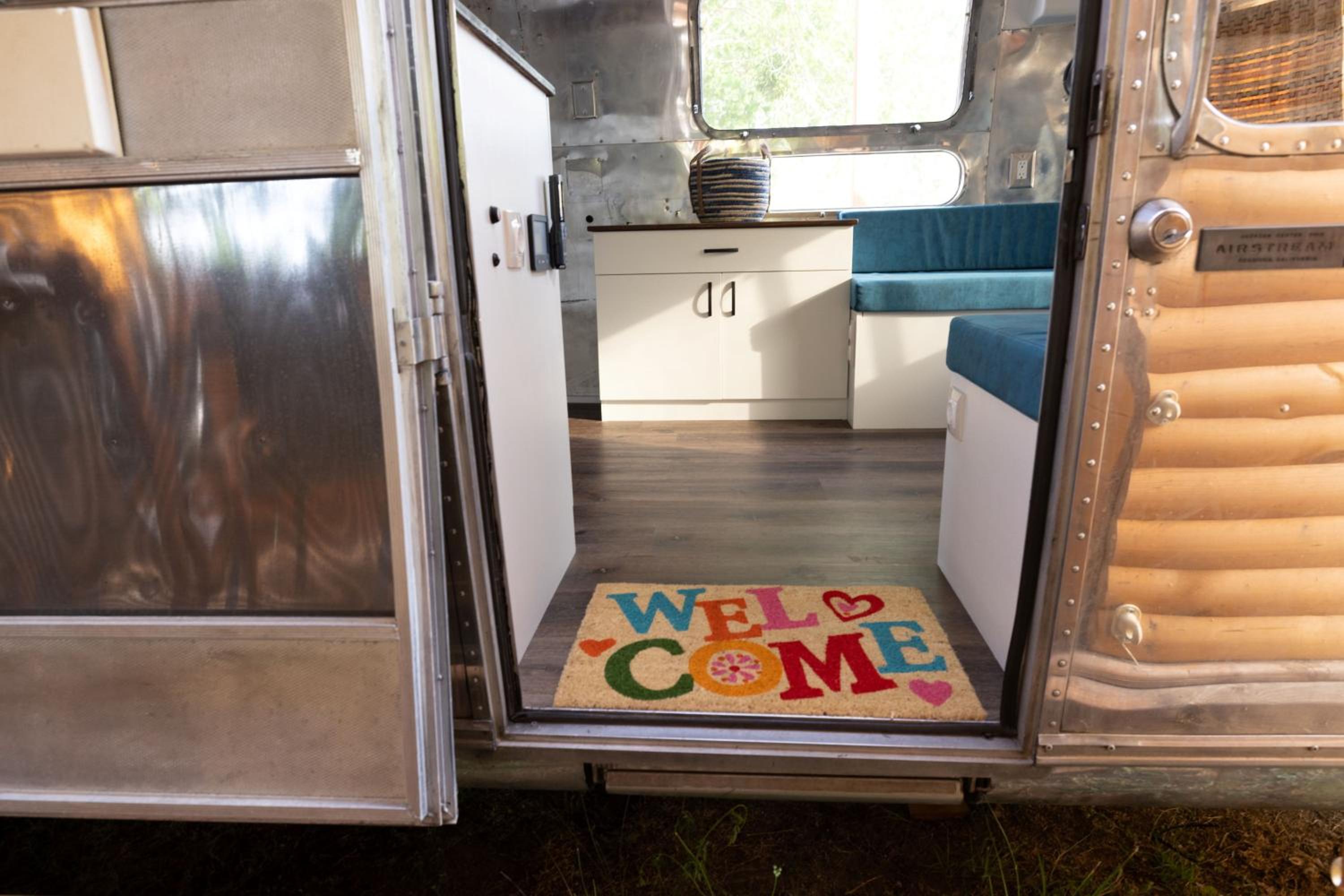 Luxury Vintage Airstream RV/Caravan Retro Charm Meets Comfort