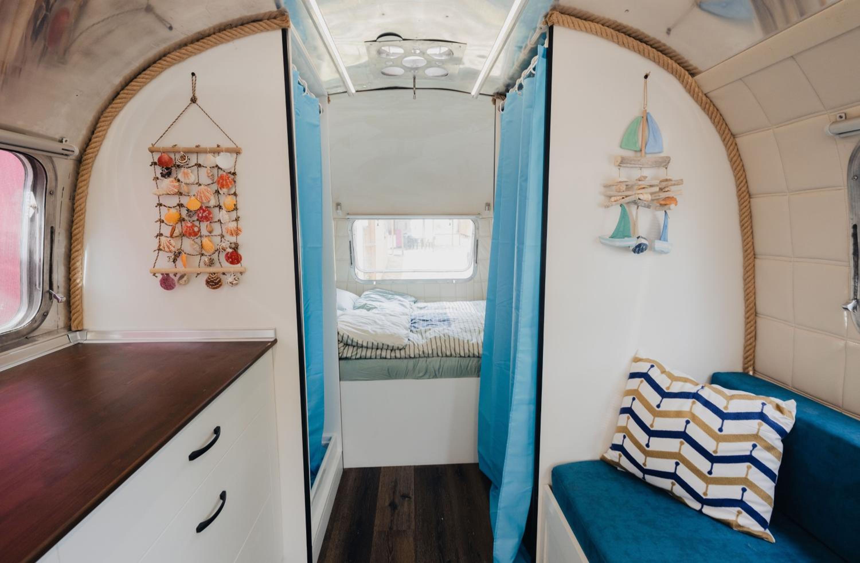 Luxury Vintage Airstream RV/Caravan Retro Charm Meets Comfort