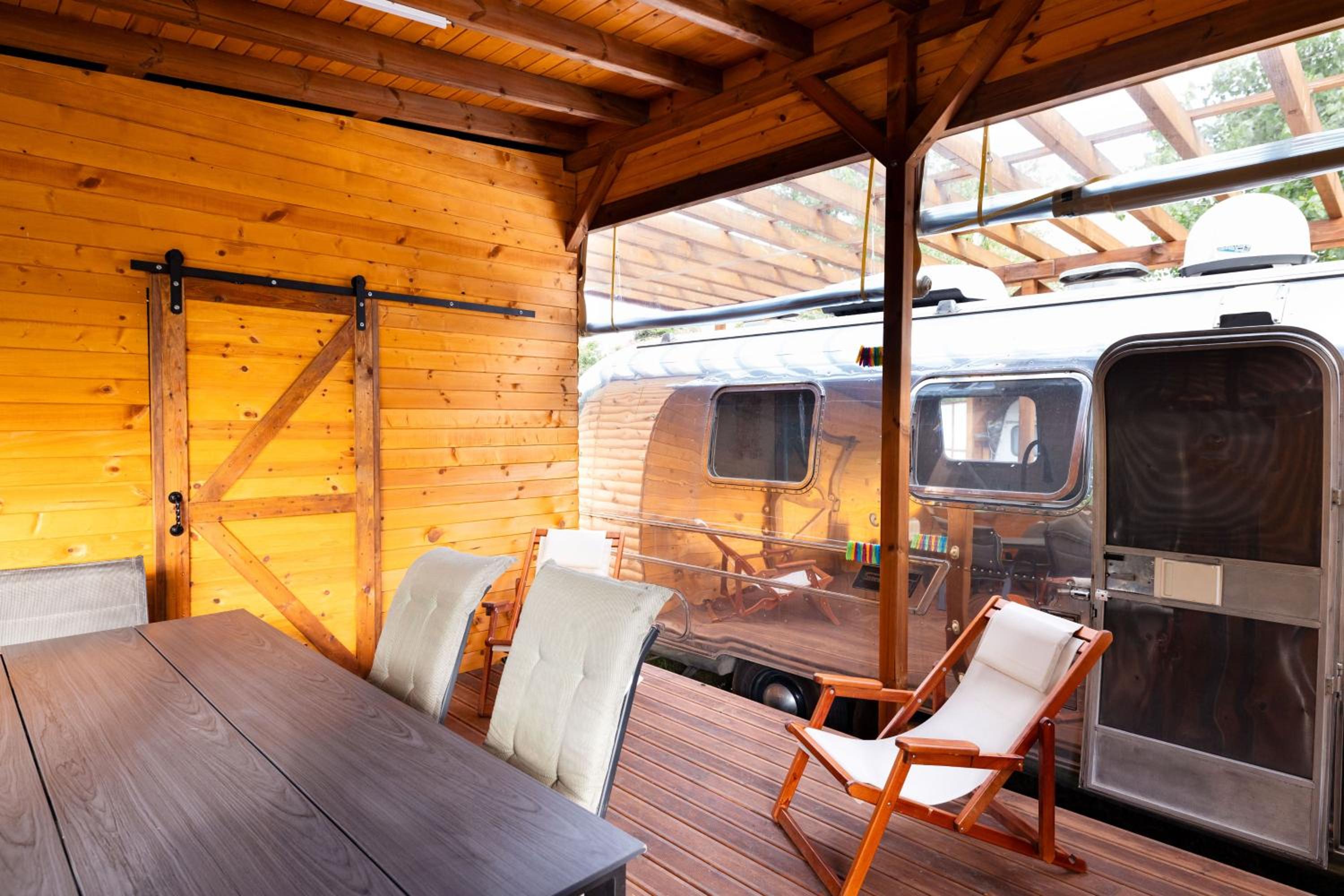 Luxury Vintage Airstream RV/Caravan Retro Charm Meets Comfort