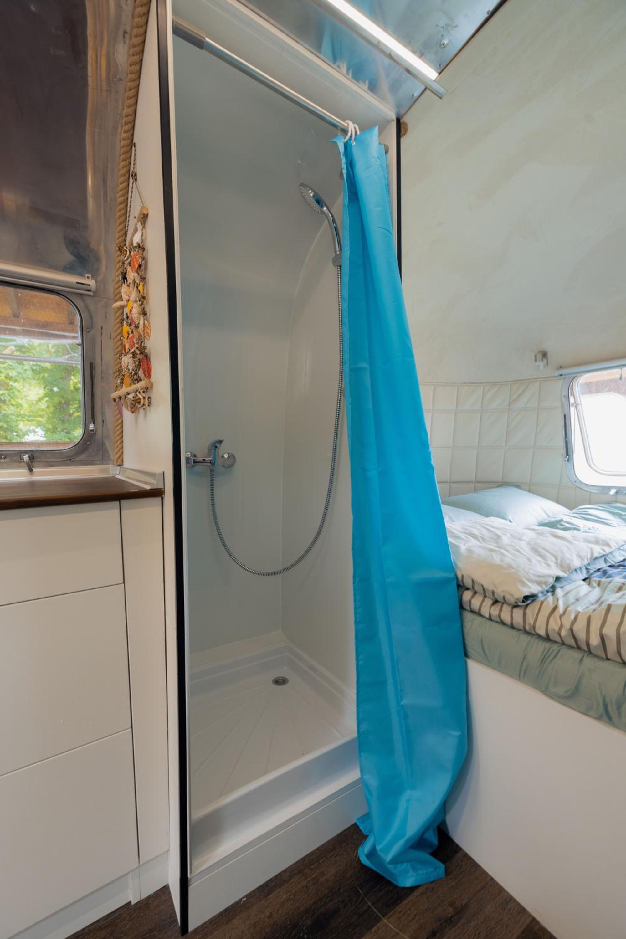 Luxury Vintage Airstream RV/Caravan Retro Charm Meets Comfort