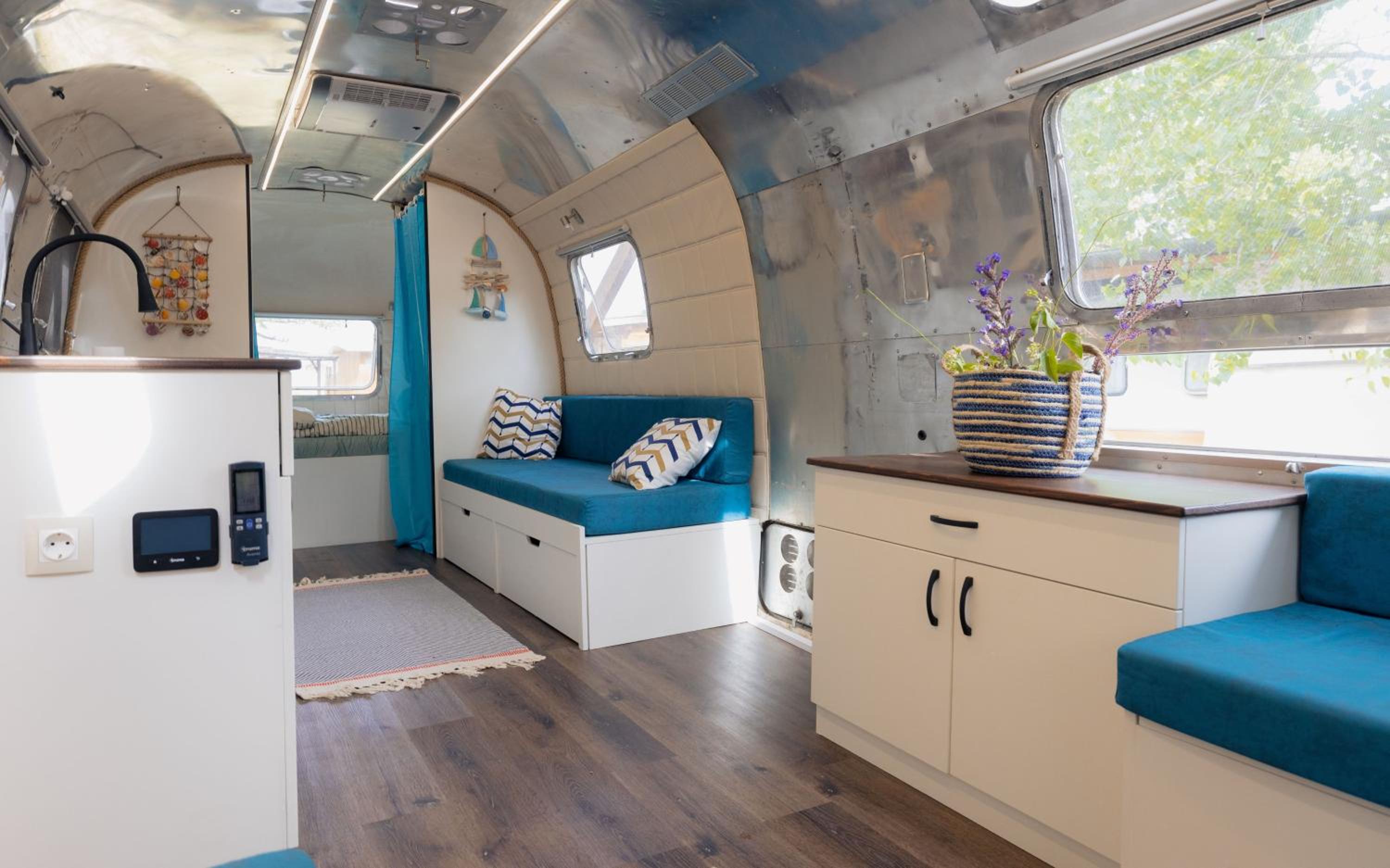 Luxury Vintage Airstream RV/Caravan Retro Charm Meets Comfort