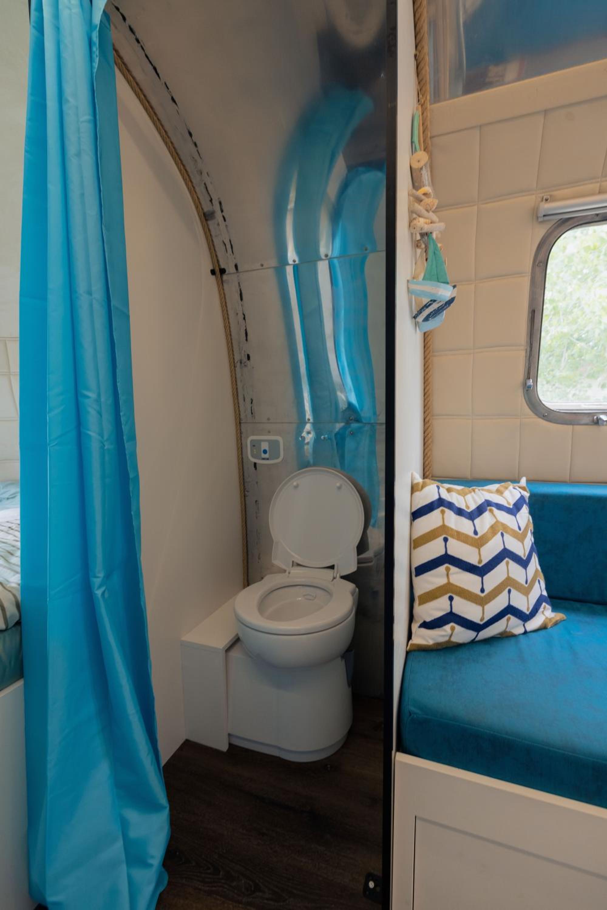 Luxury Vintage Airstream RV/Caravan Retro Charm Meets Comfort