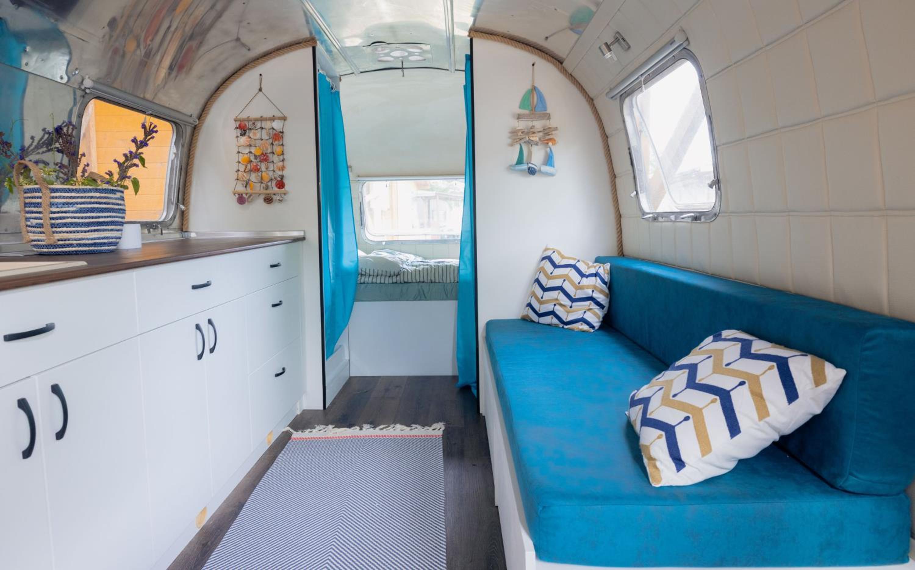 Luxury Vintage Airstream RV/Caravan Retro Charm Meets Comfort