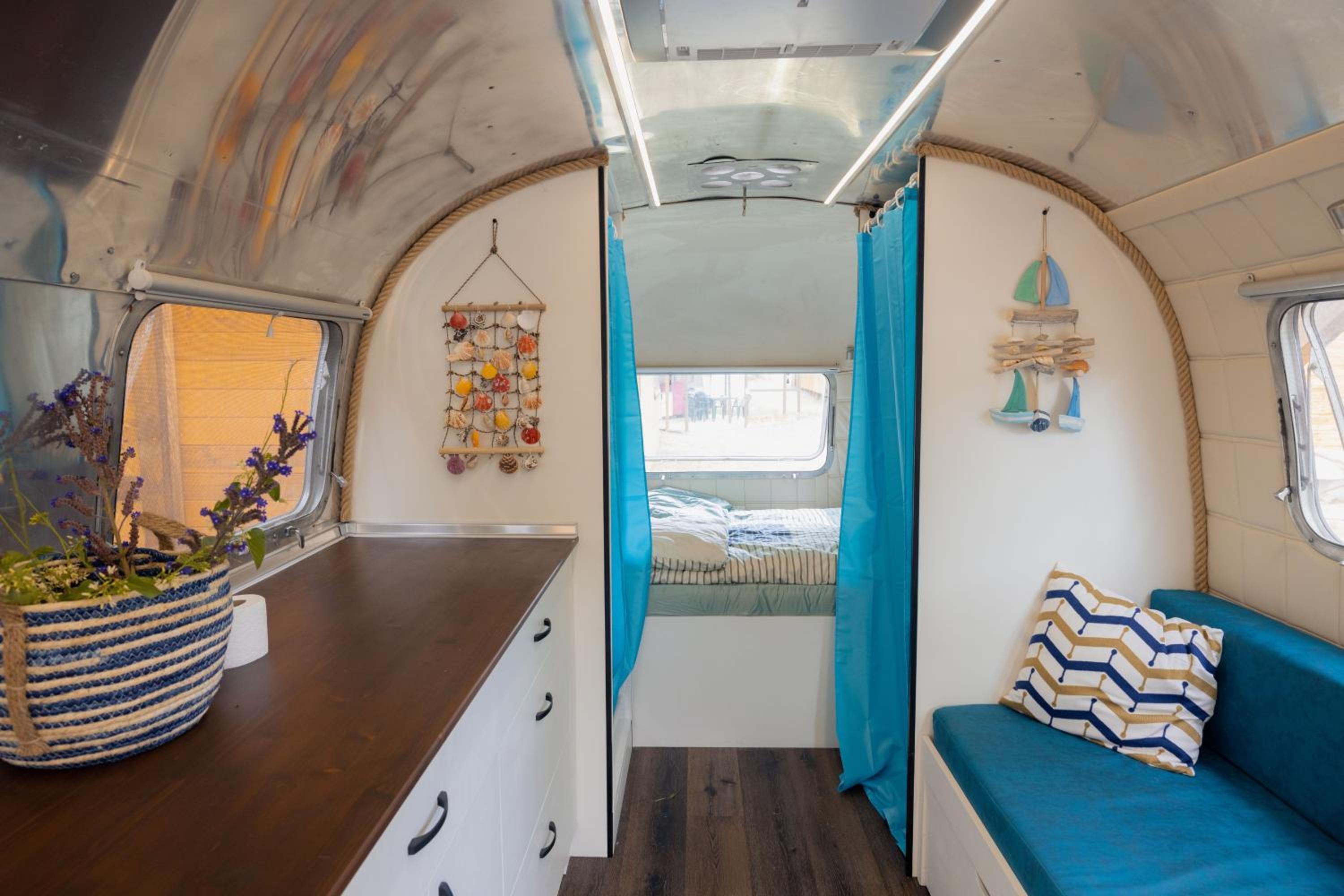 Luxury Vintage Airstream RV/Caravan Retro Charm Meets Comfort