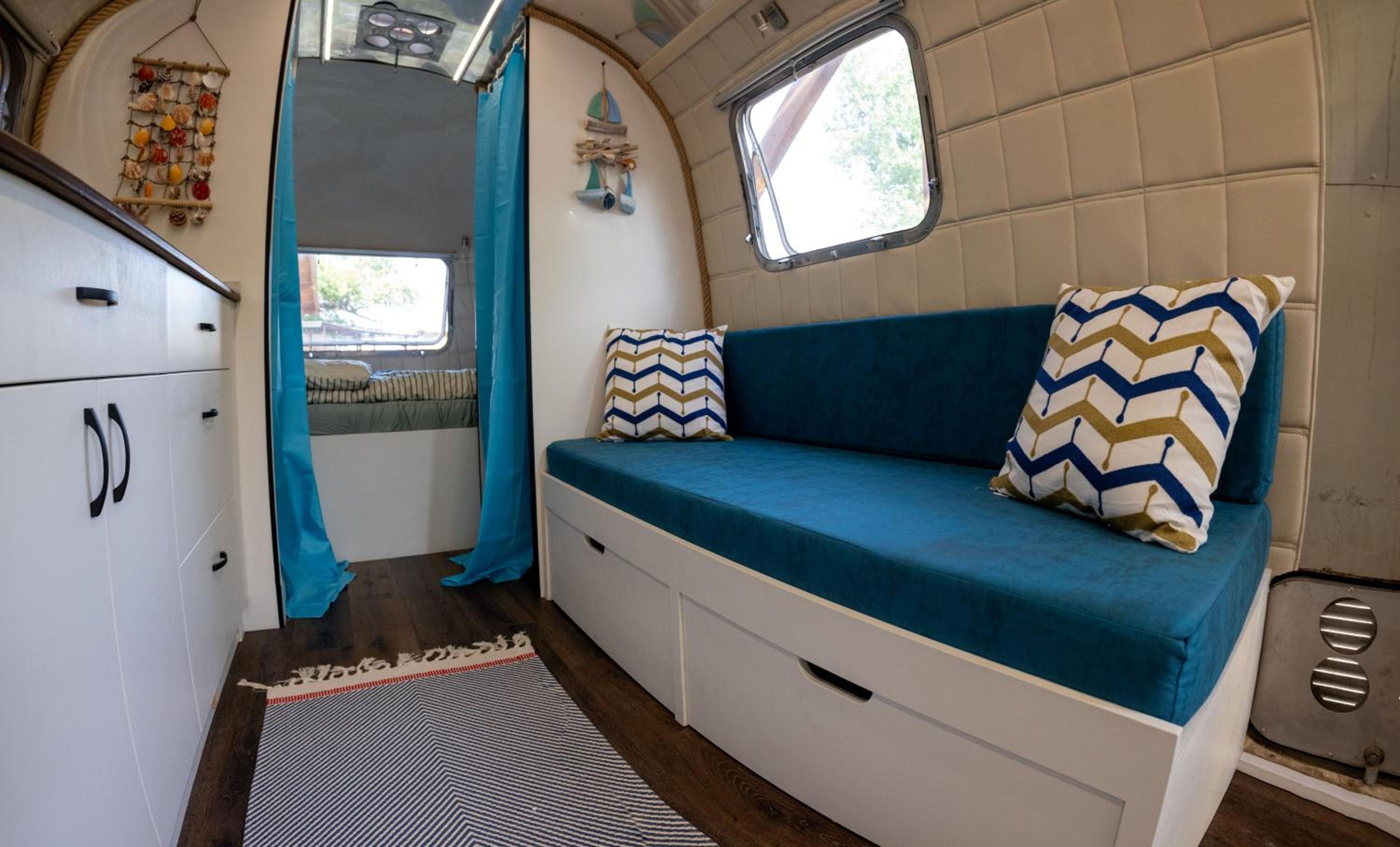 Luxury Vintage Airstream RV/Caravan Retro Charm Meets Comfort