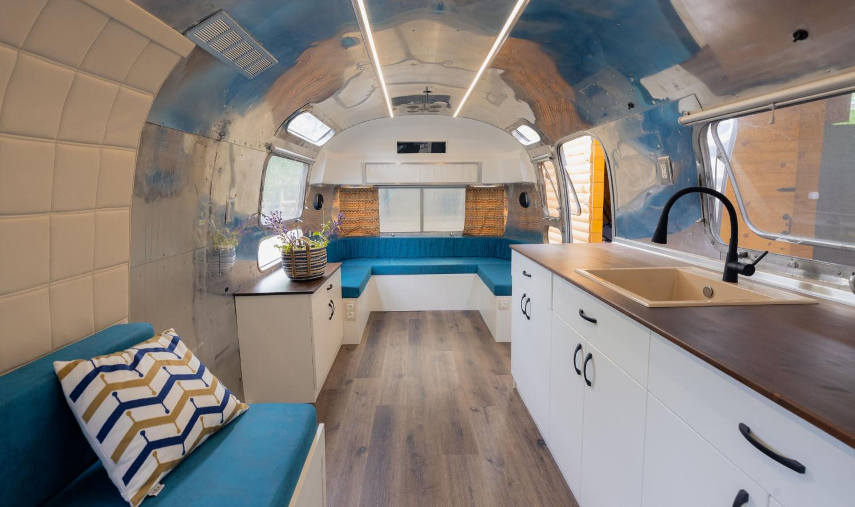 Luxury Vintage Airstream RV/Caravan Retro Charm Meets Comfort