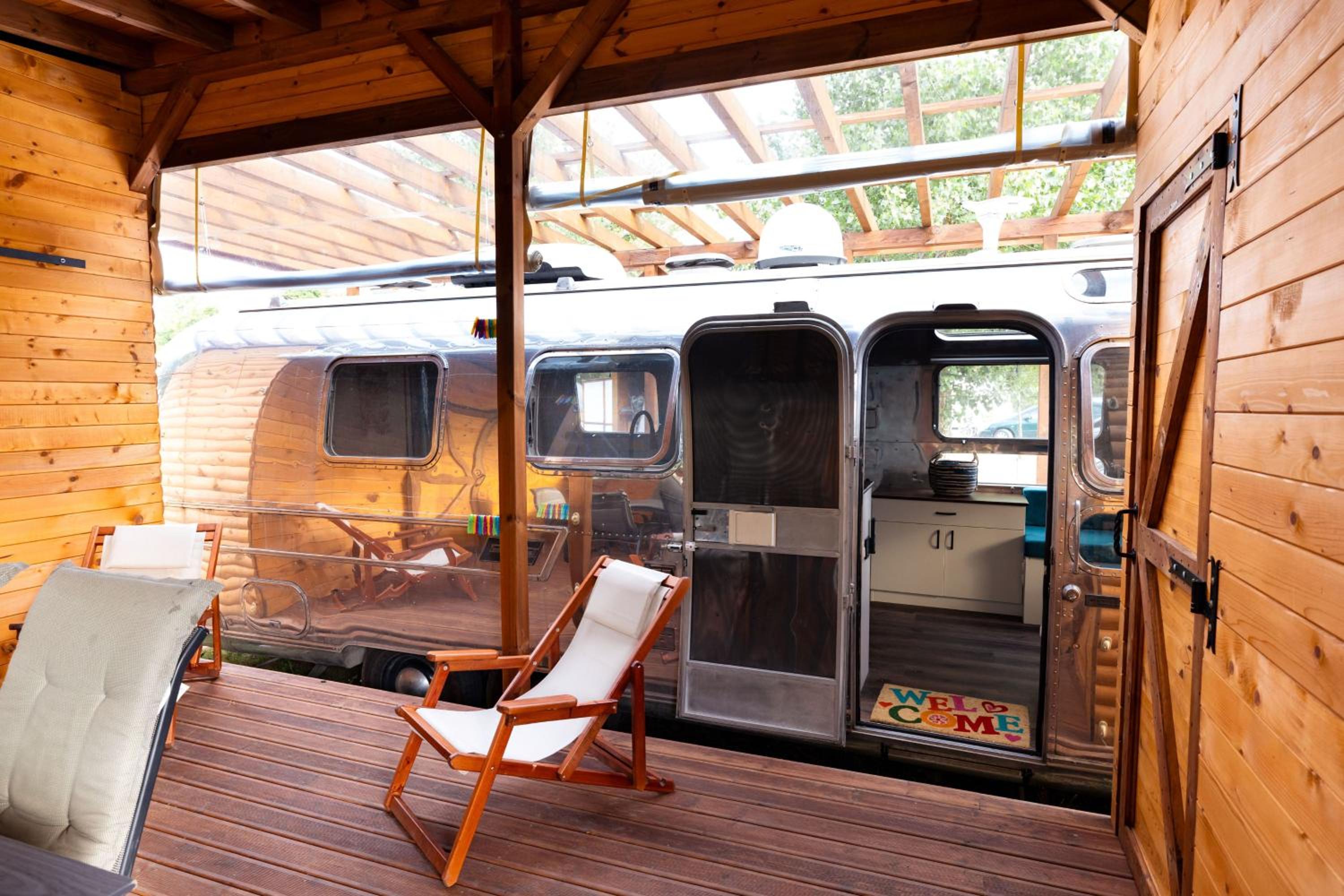 Luxury Vintage Airstream RV/Caravan Retro Charm Meets Comfort