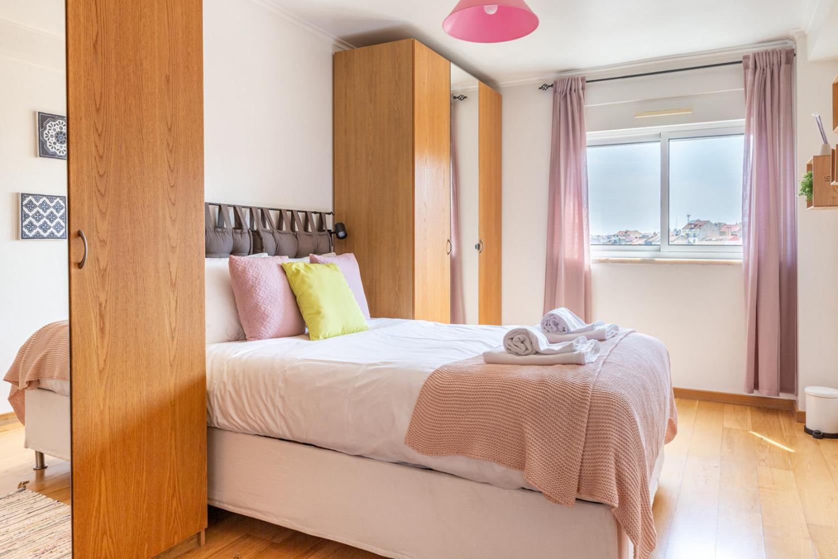 1-bedroom Apt with Stunning River Views and Private Rooftop by Lisbeyond view 2
