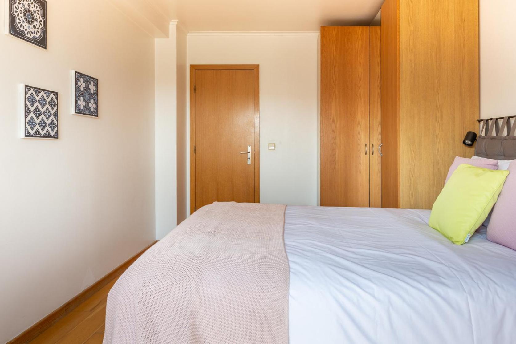 1-bedroom Apt with Stunning River Views and Private Rooftop by Lisbeyond view 4