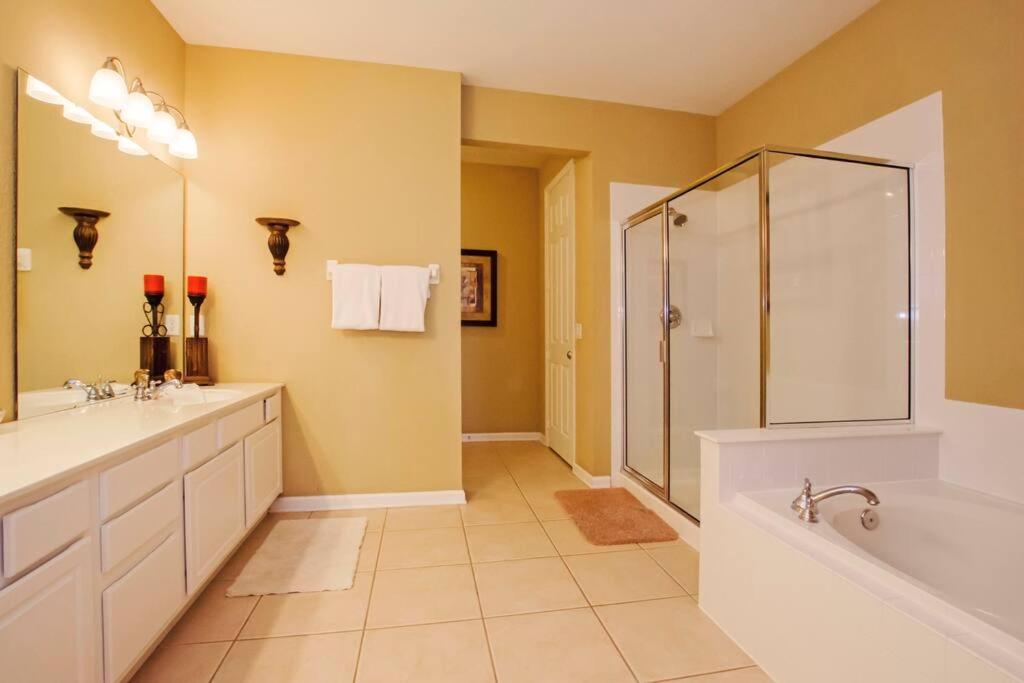 Luxury Lake View Condo-Vista Cay