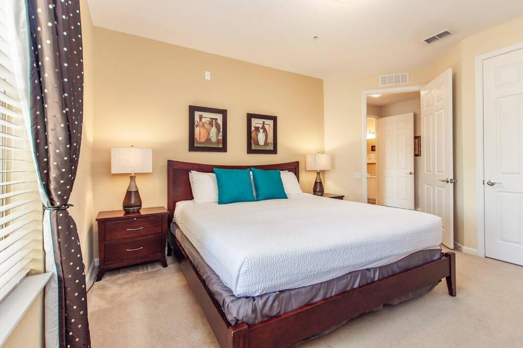 Luxury Lake View Condo-Vista Cay
