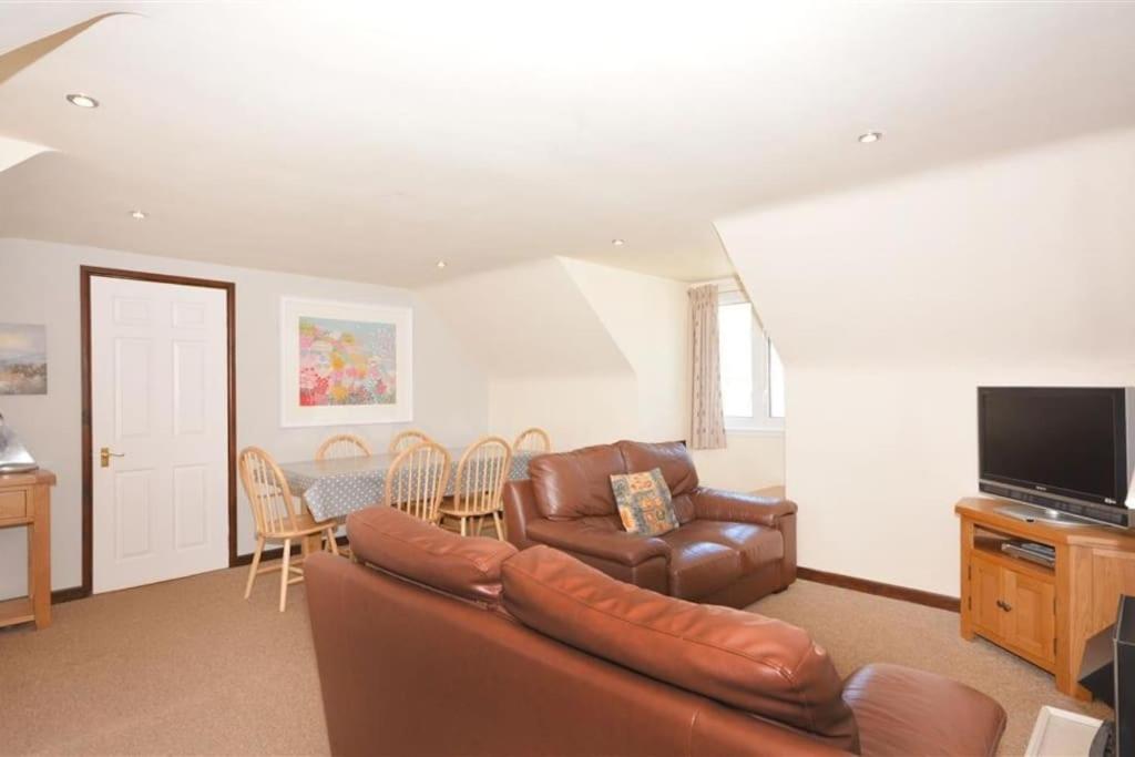 Direct Beach Access! Top Floor Apartment Perranporth view 4