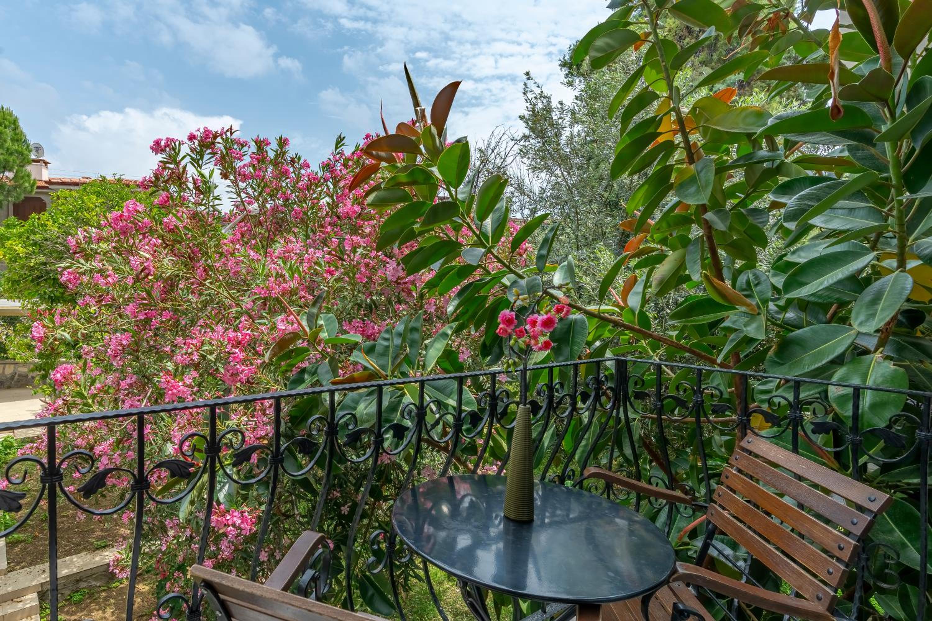 Rosy Suites Hotel - Image 8