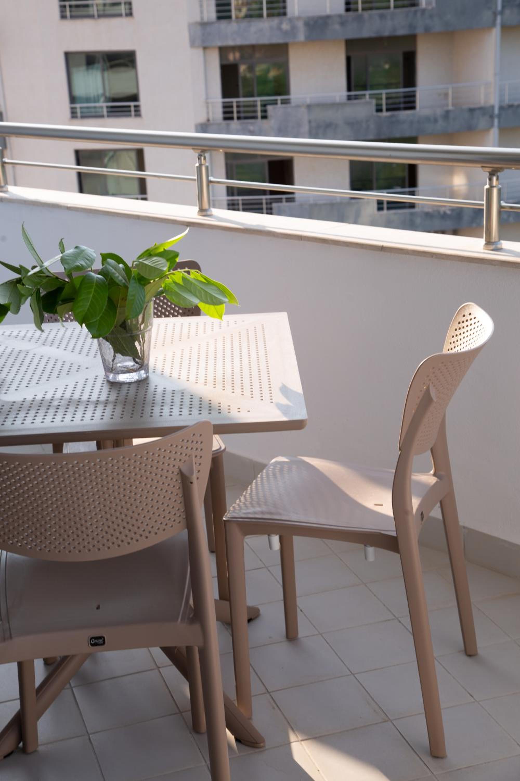 Lulu Suites - Sunflower