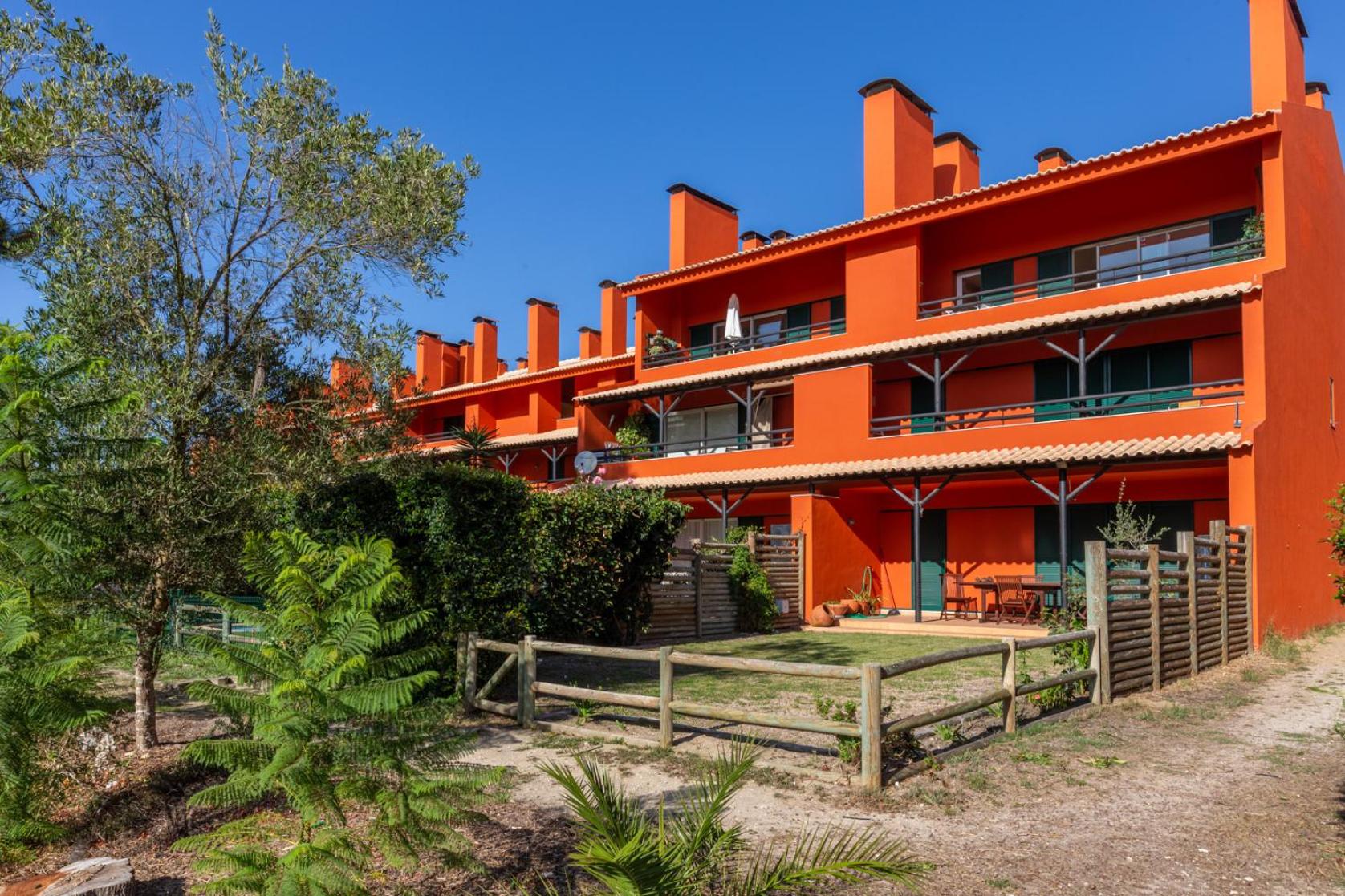 Countryside 2-Bedroom Apart with condominium Pool and Golf premises!
