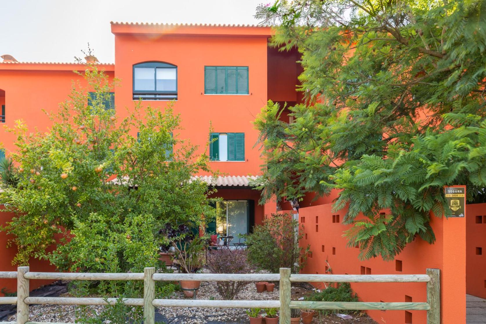 Countryside 2-Bedroom Apart with condominium Pool and Golf premises!