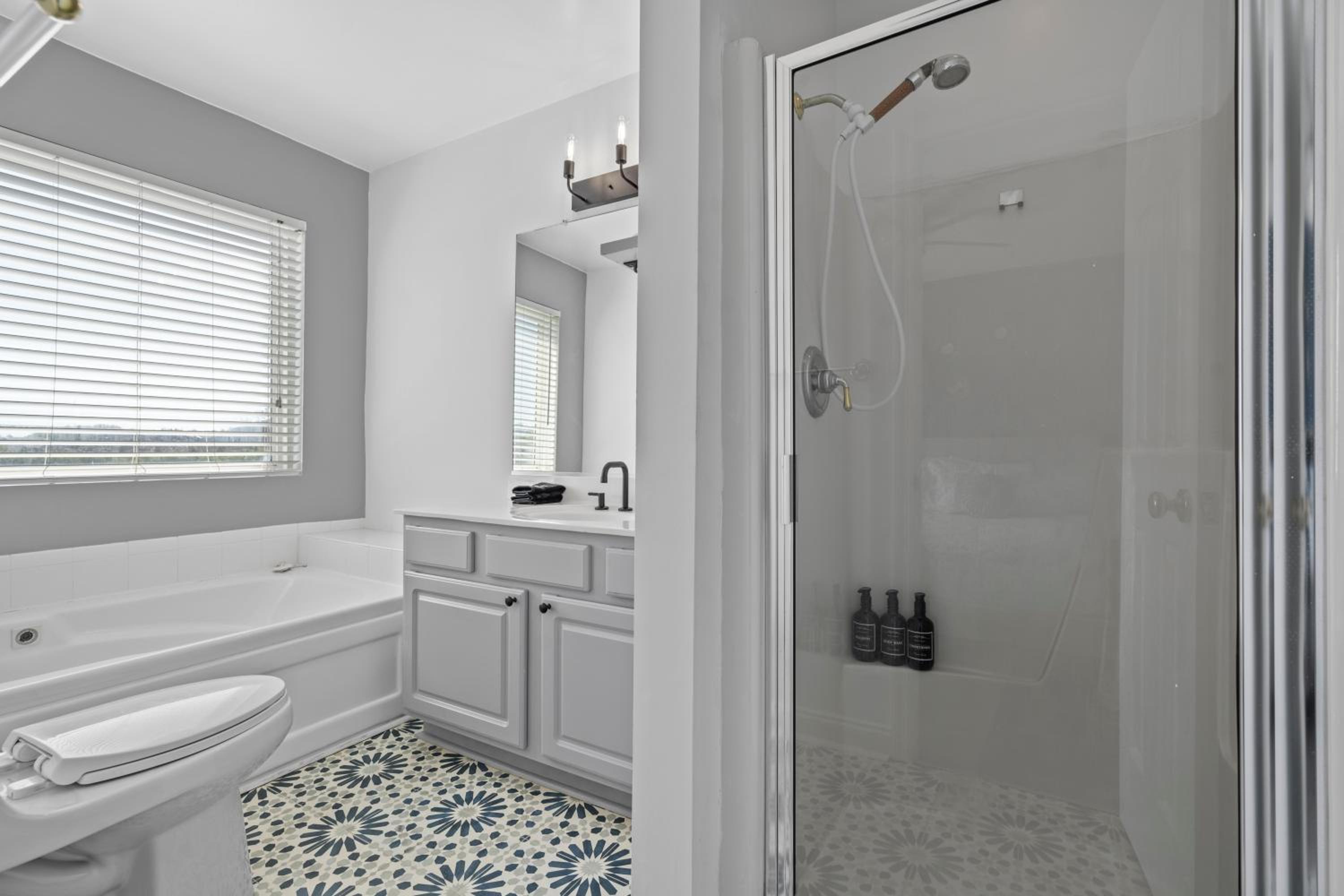 ☆Live on the Water! Lake Palmetto Palm w/ Patio - 10Min to Downtown & Beaches☆ view 5