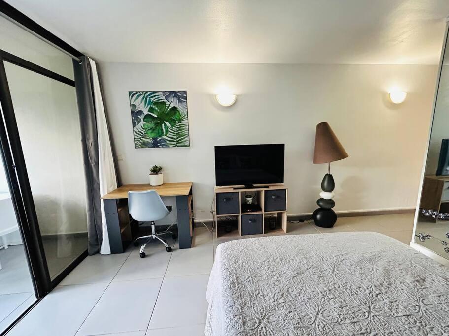 Studio cosy plage et piscine à Bas Du Fort -avec Citerne- view 3