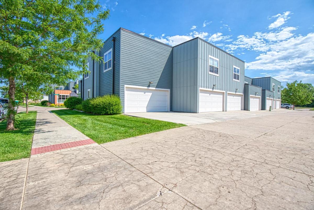 2 Bedroom townhome, super close to downtown FC! view 4