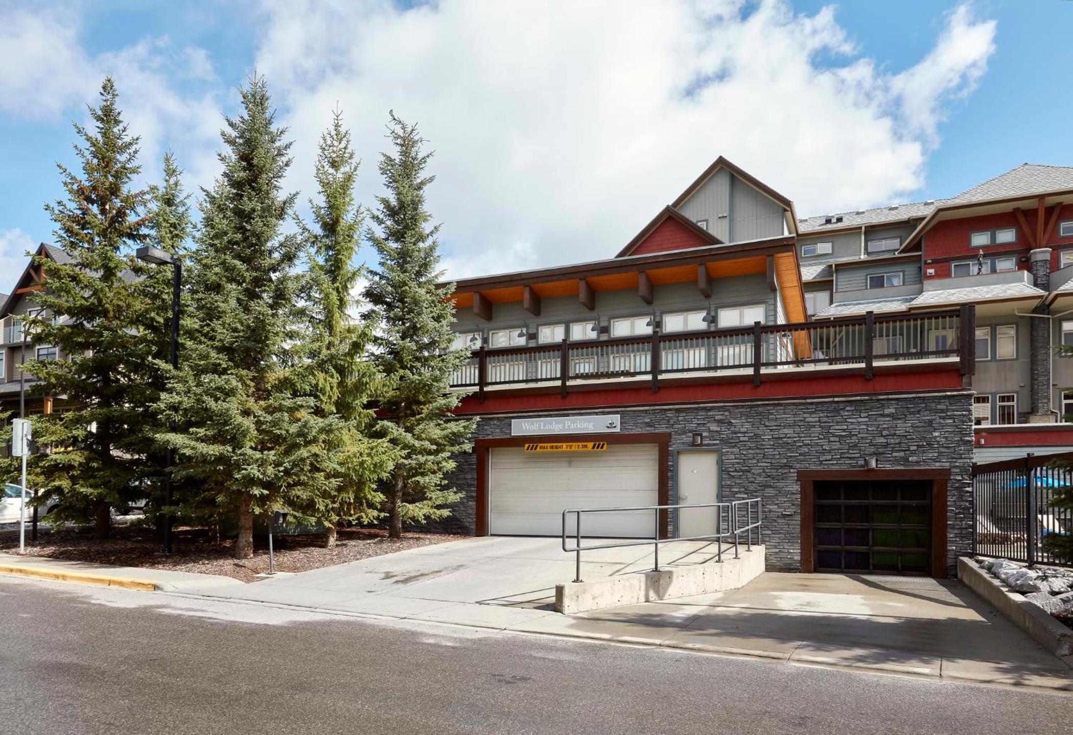 Top Floor Wolf - Best Views With Pool and Hot tub